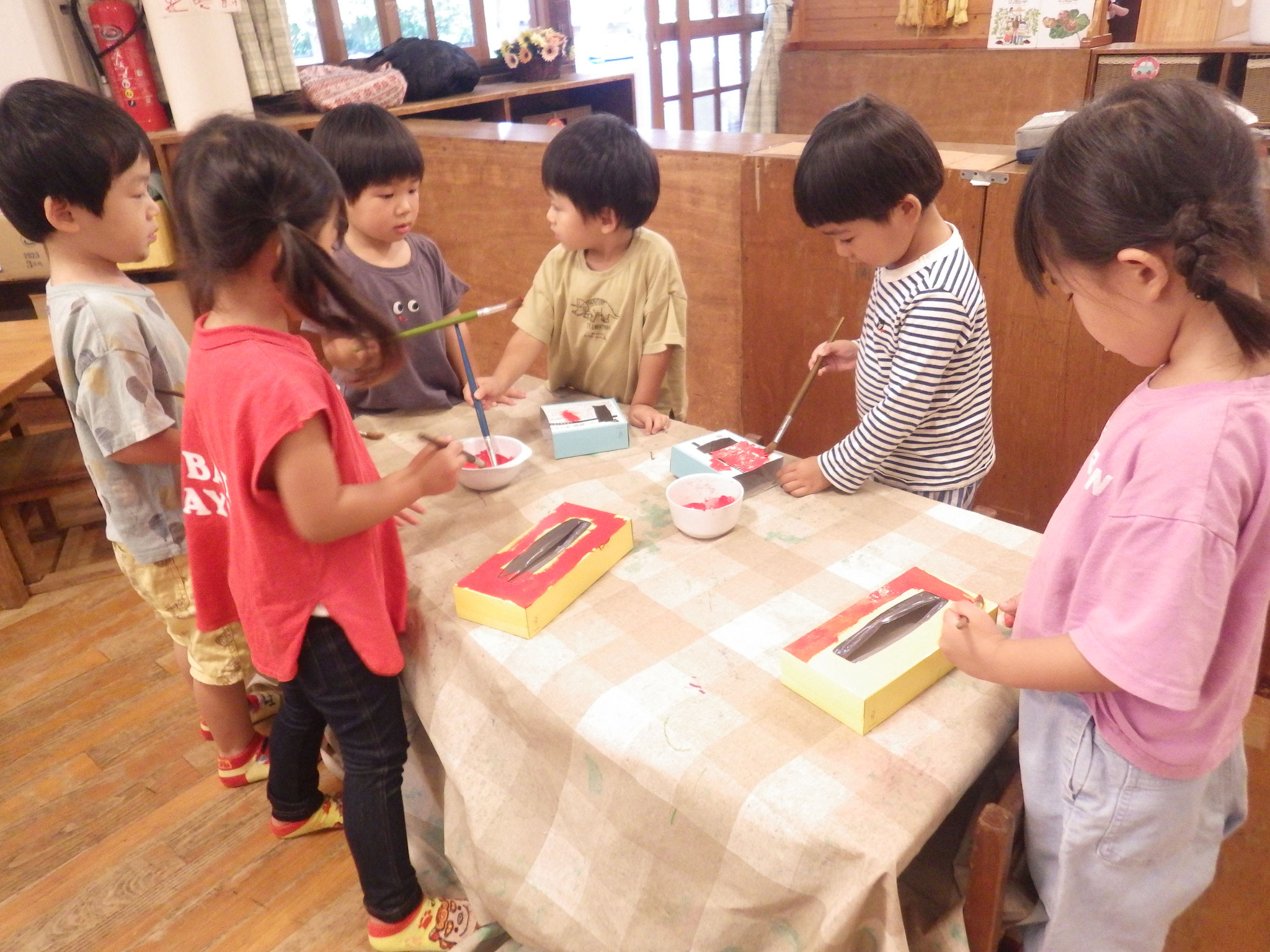 誰がどこをぬるのか相談中！決まるかな～（3歳児）