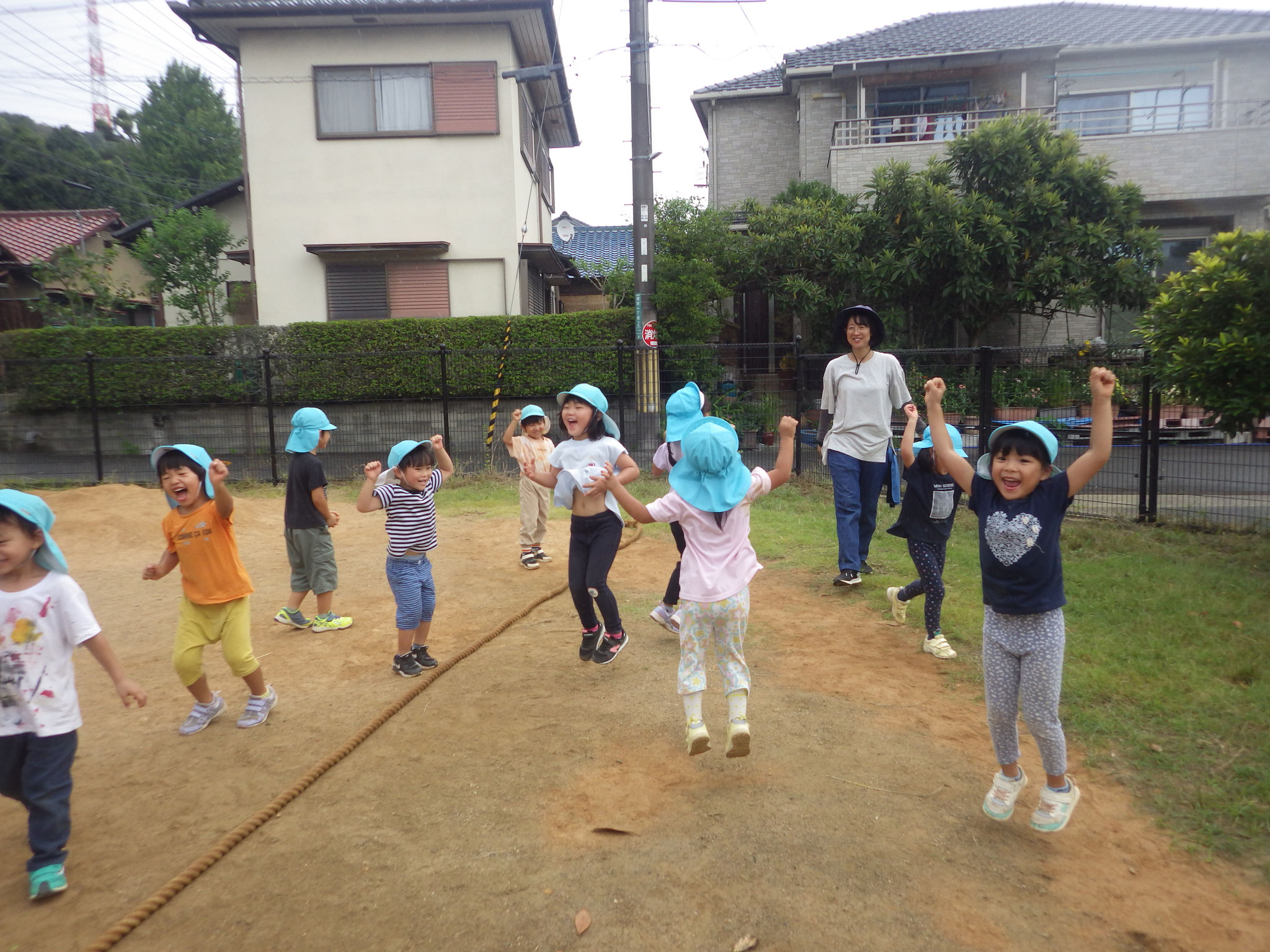 つなひきを行ってみると、みんな真剣な顔つきでオーエス！オーエス！