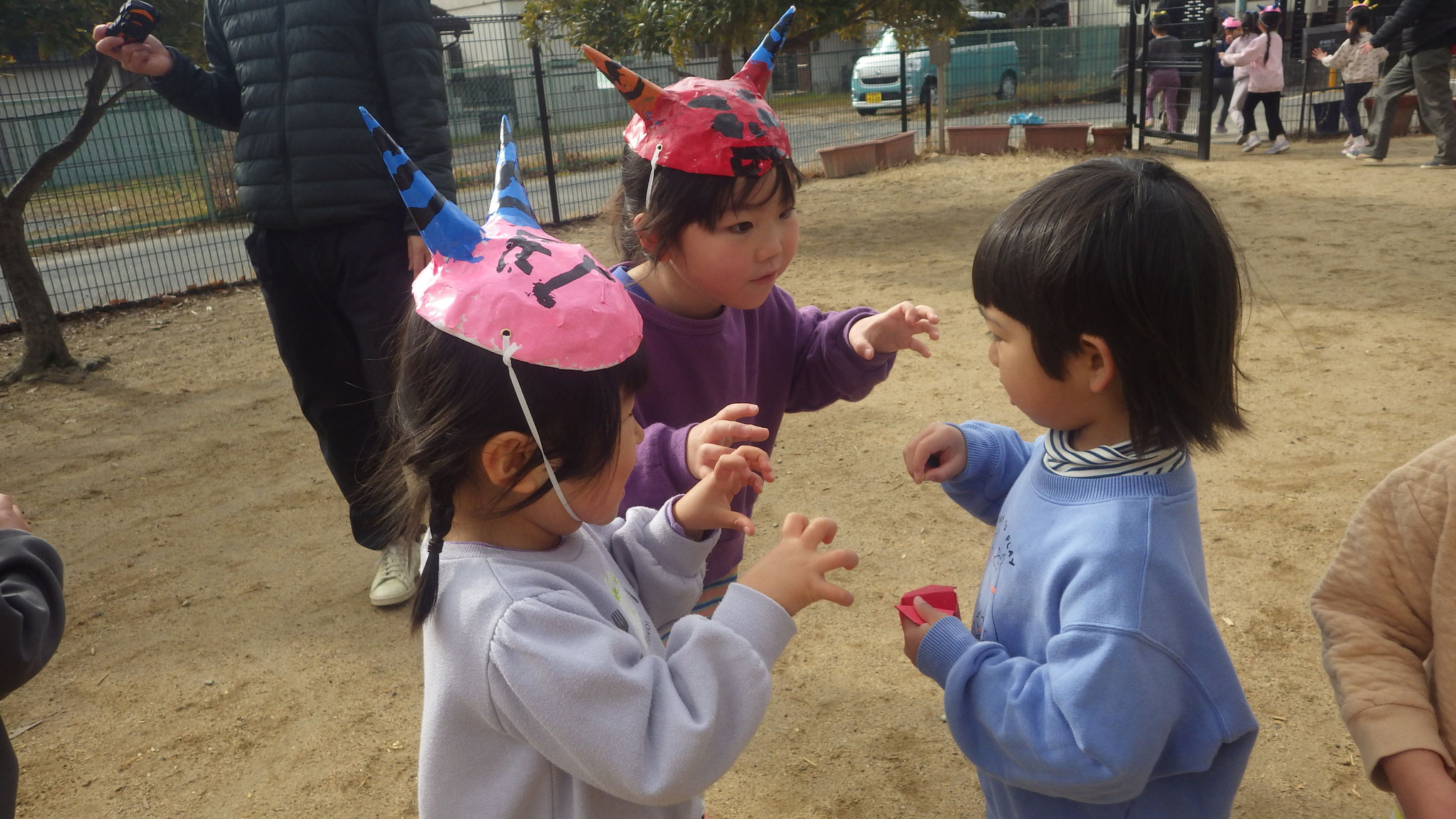 風船に障子紙を貼りつけて作る『張り子』で鬼のお面を作りました