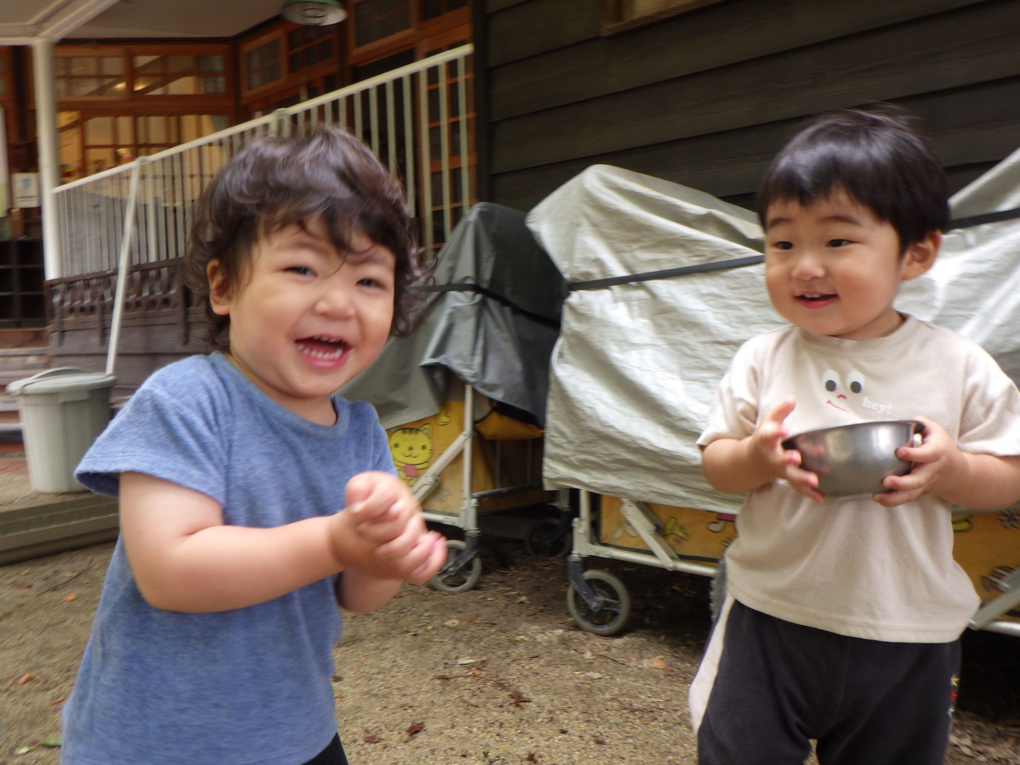 大好きなダンゴムシが手の平を歩いてるんです。むずむずこちょこちょ～
