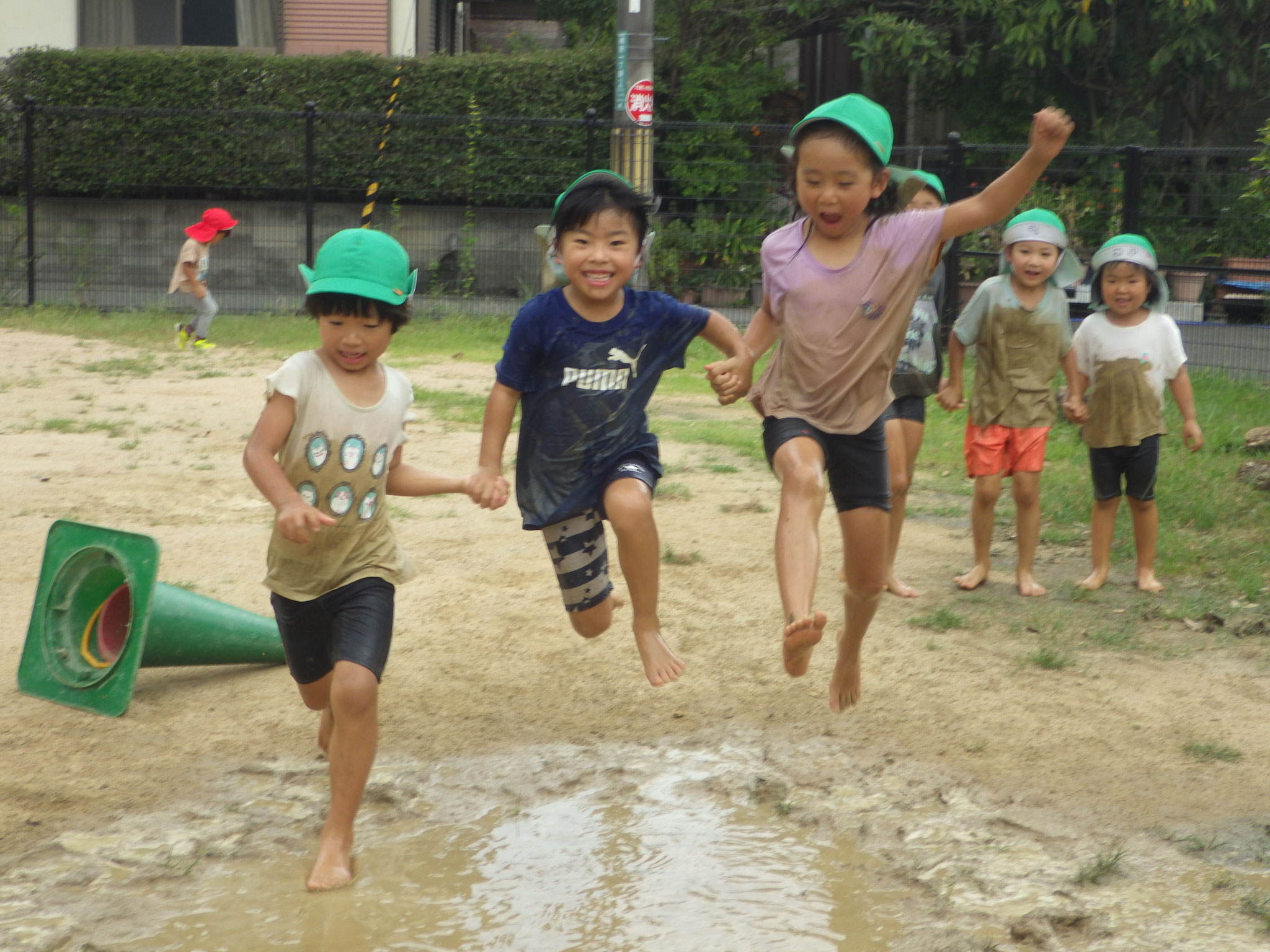 水たまりへジャーンプ！思いっきりどろんこあそび！