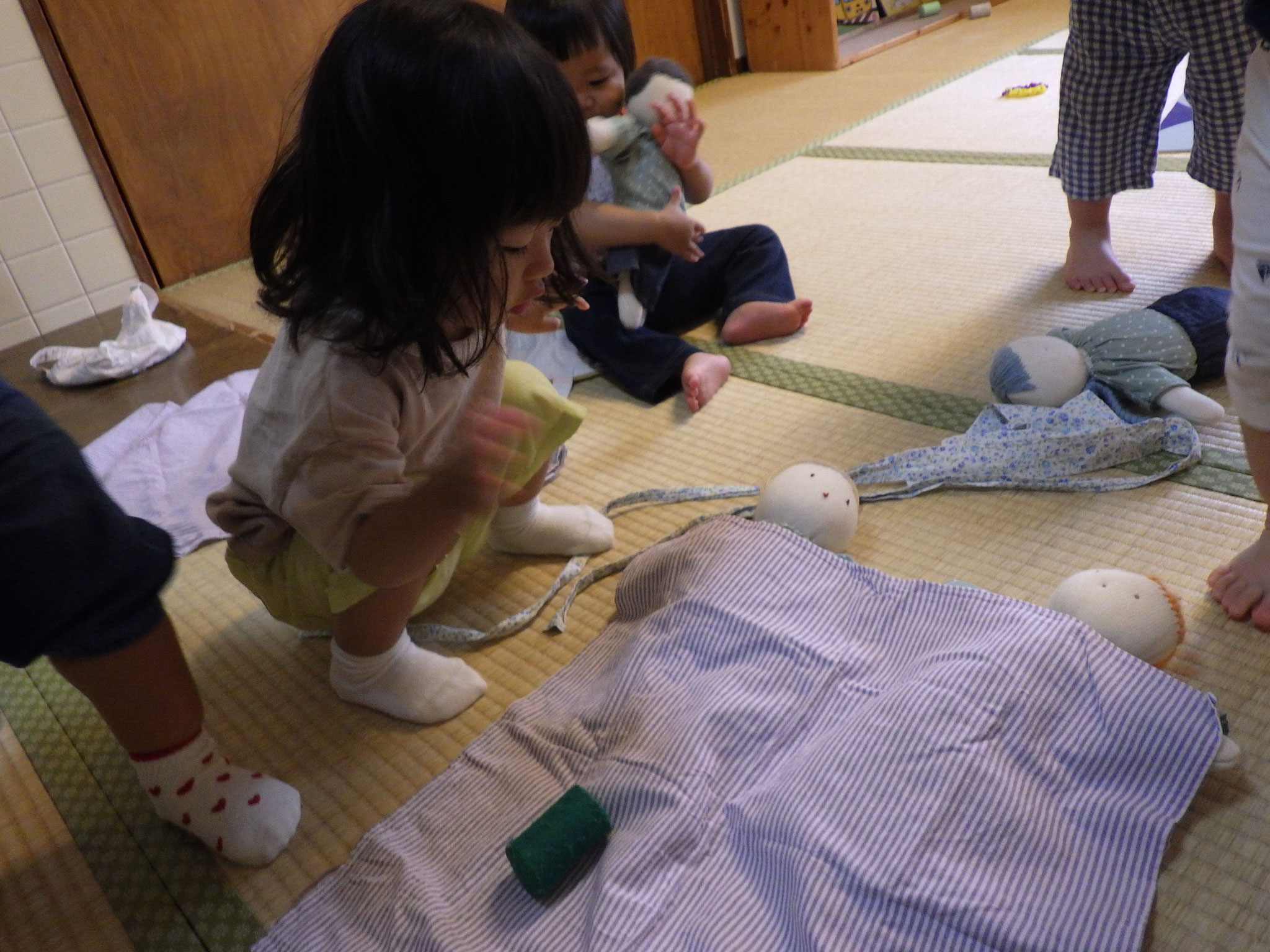 ♪ねんねこせ～♪ハンカチをお布団にしてマイ人形をねかしつけ・・・