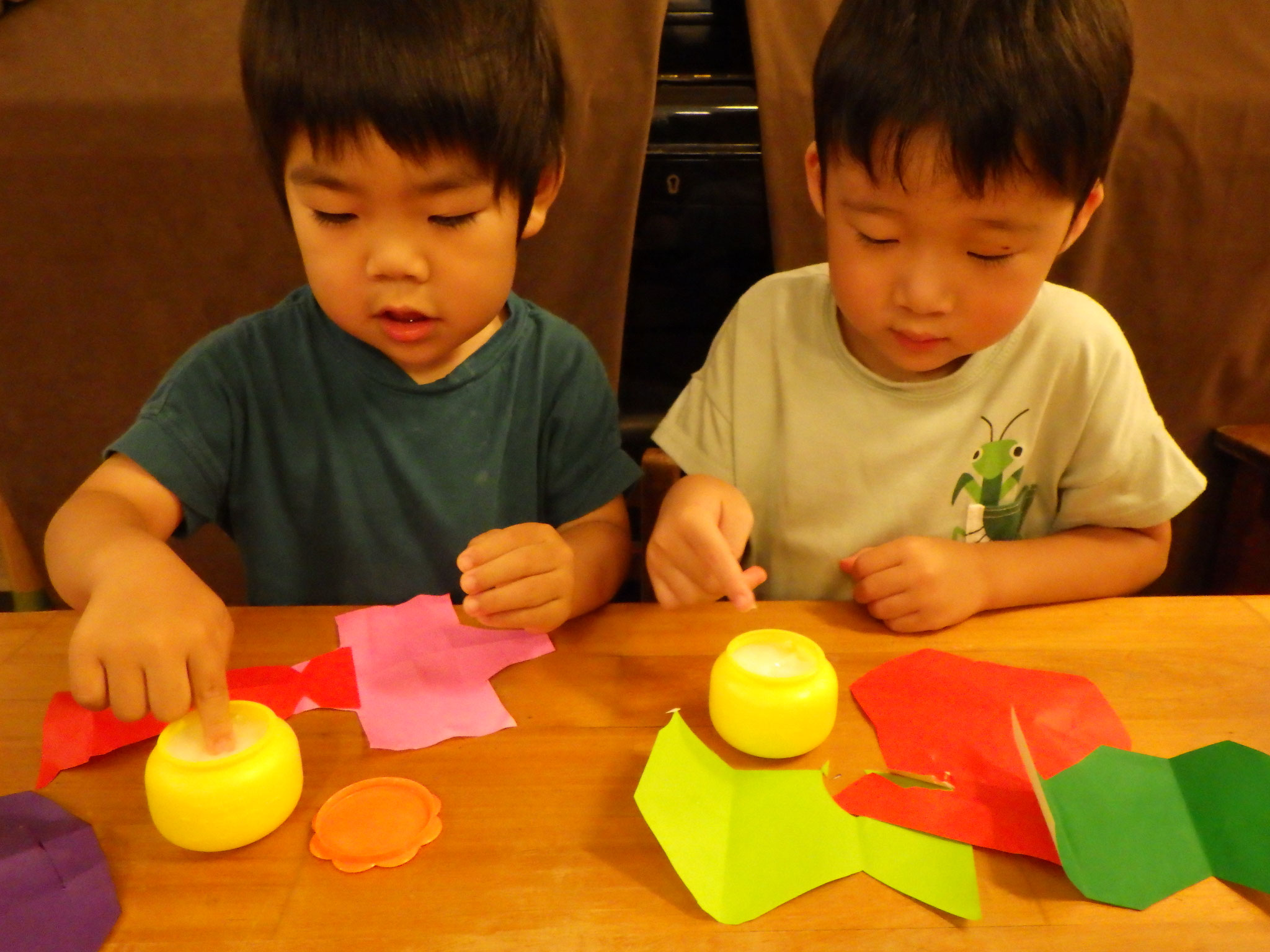 七夕飾り、初めてのりづけにチャレンジ！！