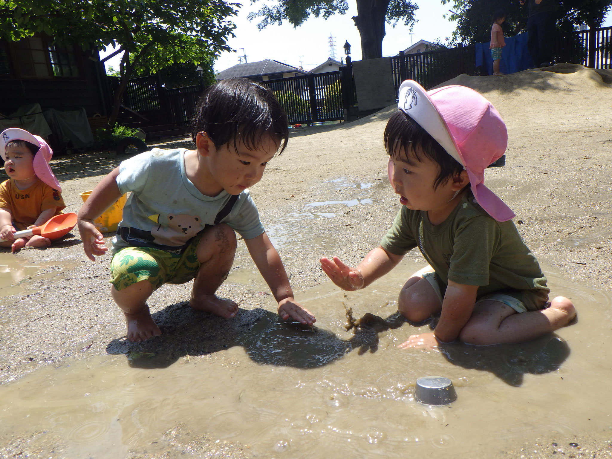 あれ？あったかいね泥んこの水　ここ…トロトロして気持ちよさそう。 一体この変化は何だろう…奥深い泥んこ遊び。
