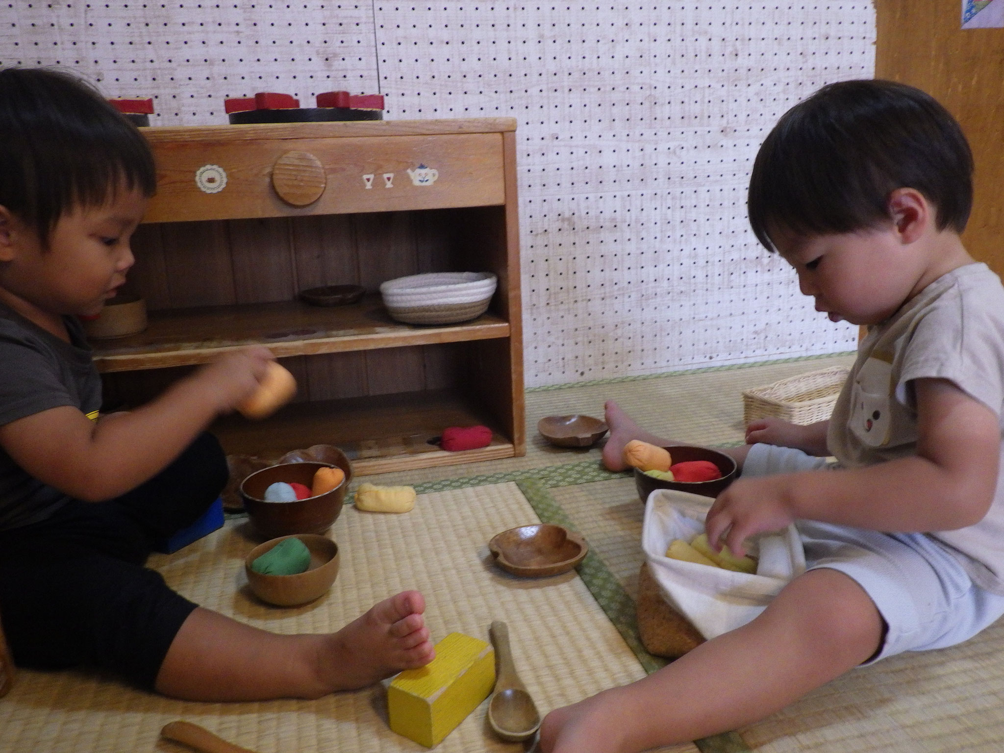 おじゃみを食材に見立てておままごと♪お皿に入れてどんなご飯作ろうかなぁ