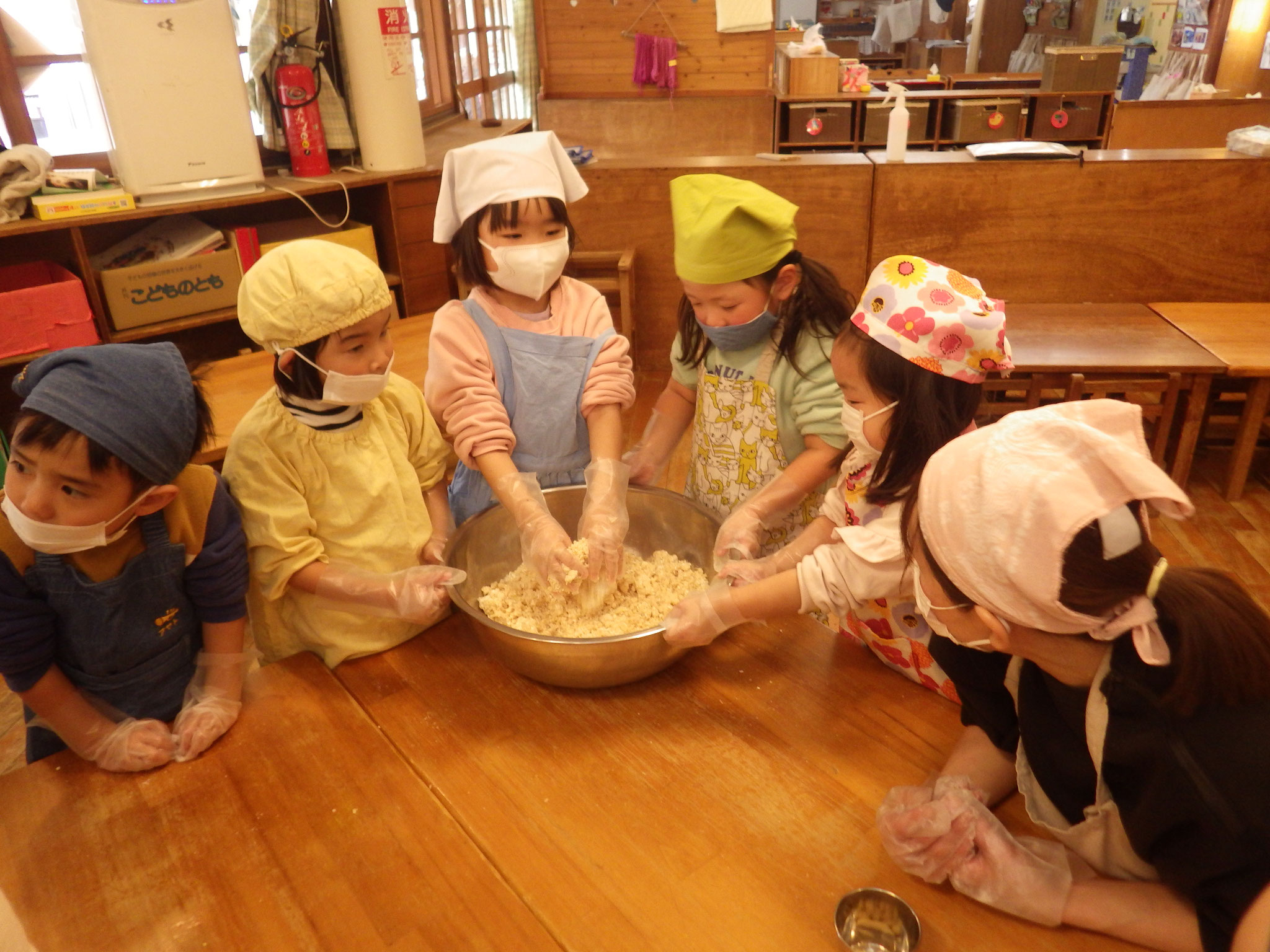 自分たちで育てた大豆を混ぜてもらって、来年のお泊り保育で使うみそを仕込みました！