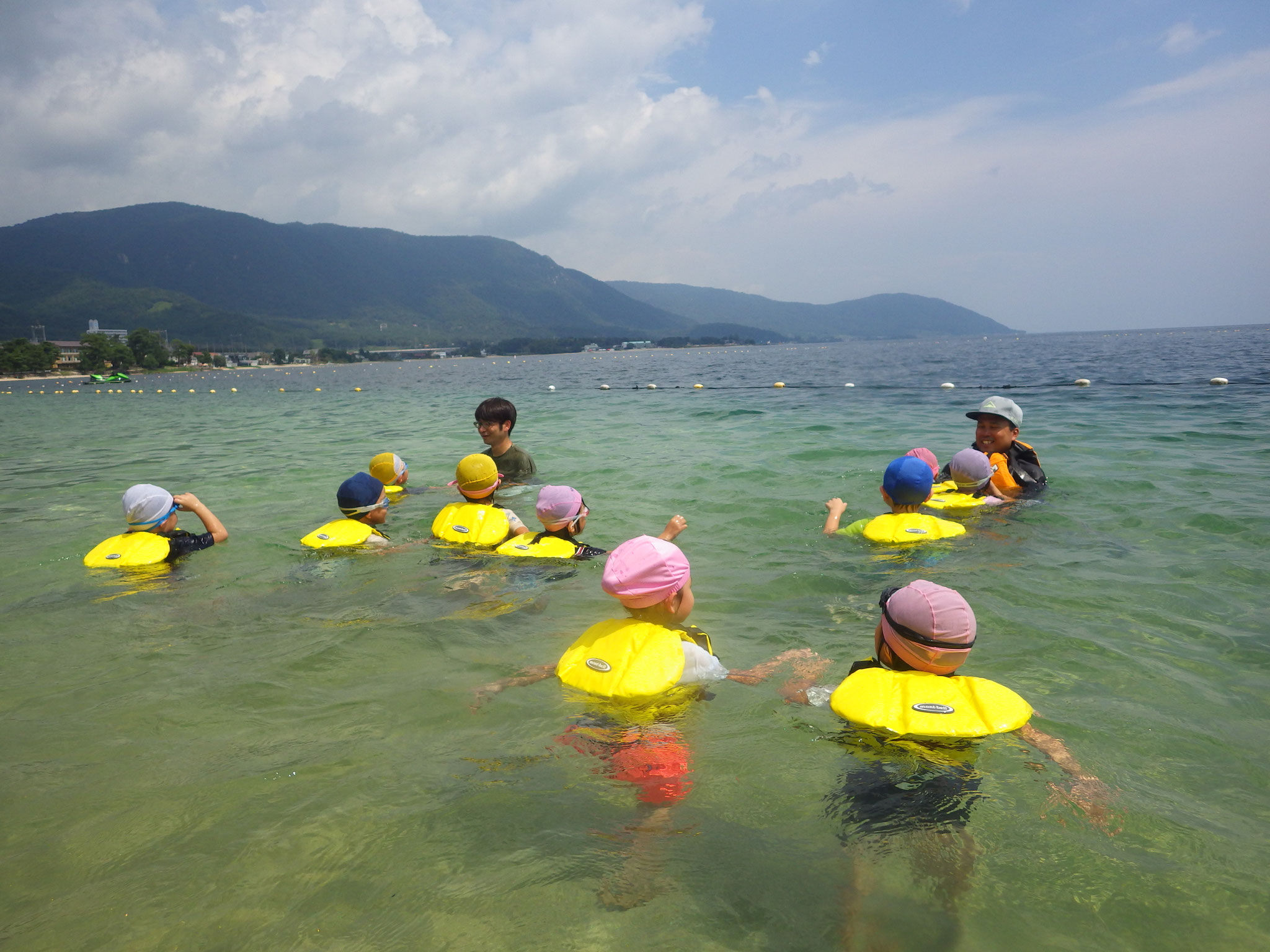 生活の水の源、琵琶湖へ遠足に行きました。たくさん泳いで気持ちよかったー！
