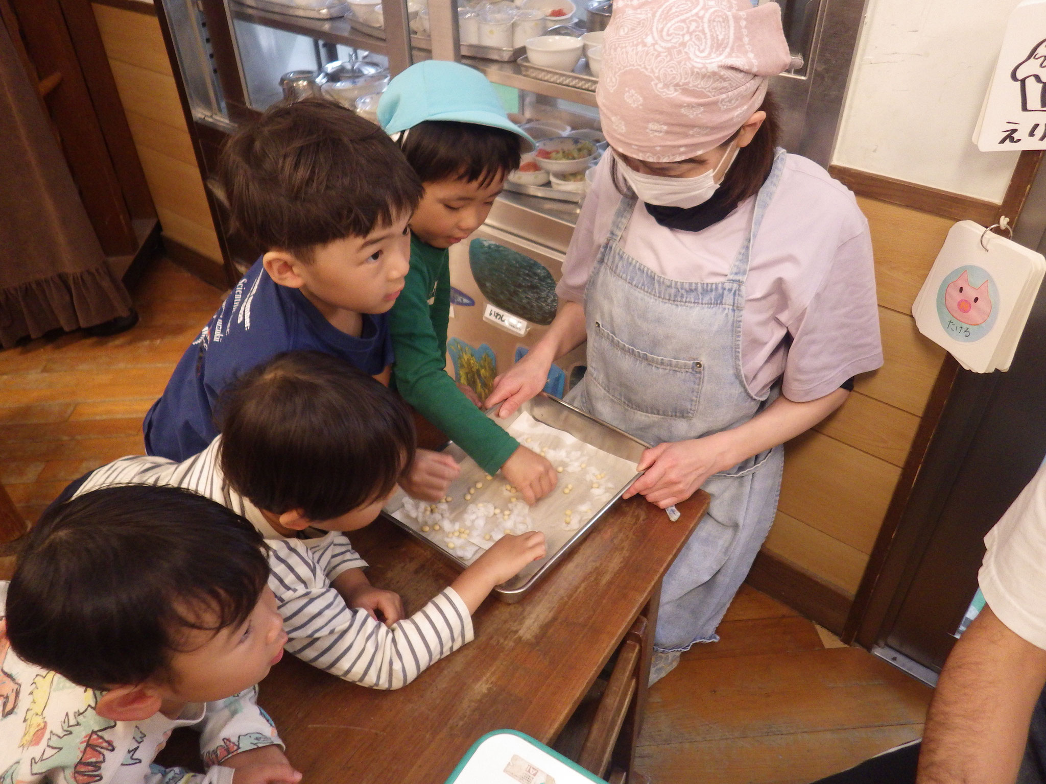 冬のみそ仕込みの時に「自分たちで育てた大豆も入れるんだ～！」と大豆の芽出し