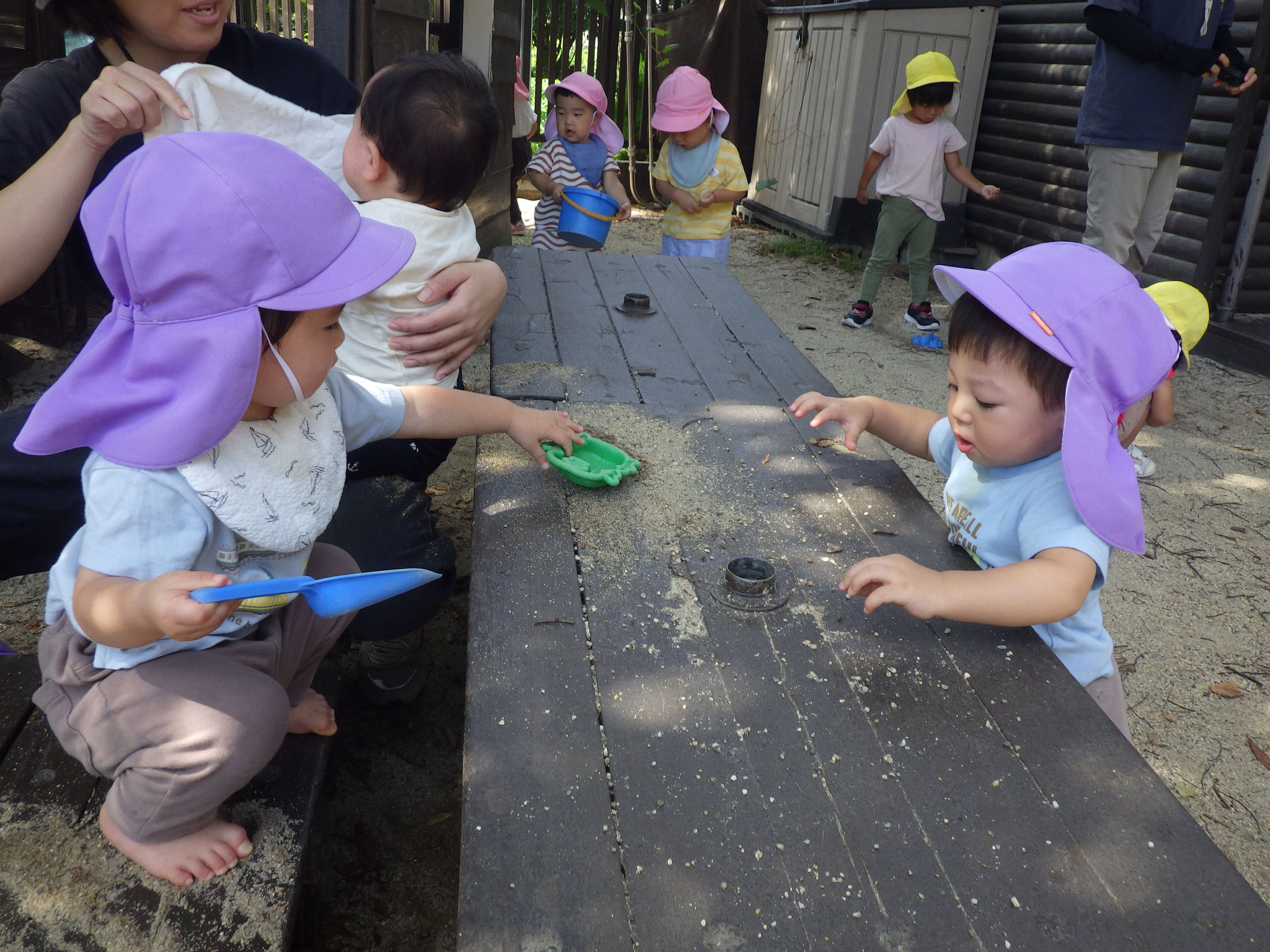 天気の良い日には園庭へ。砂あそびをいっぱいたのしみますよ（0歳児）
