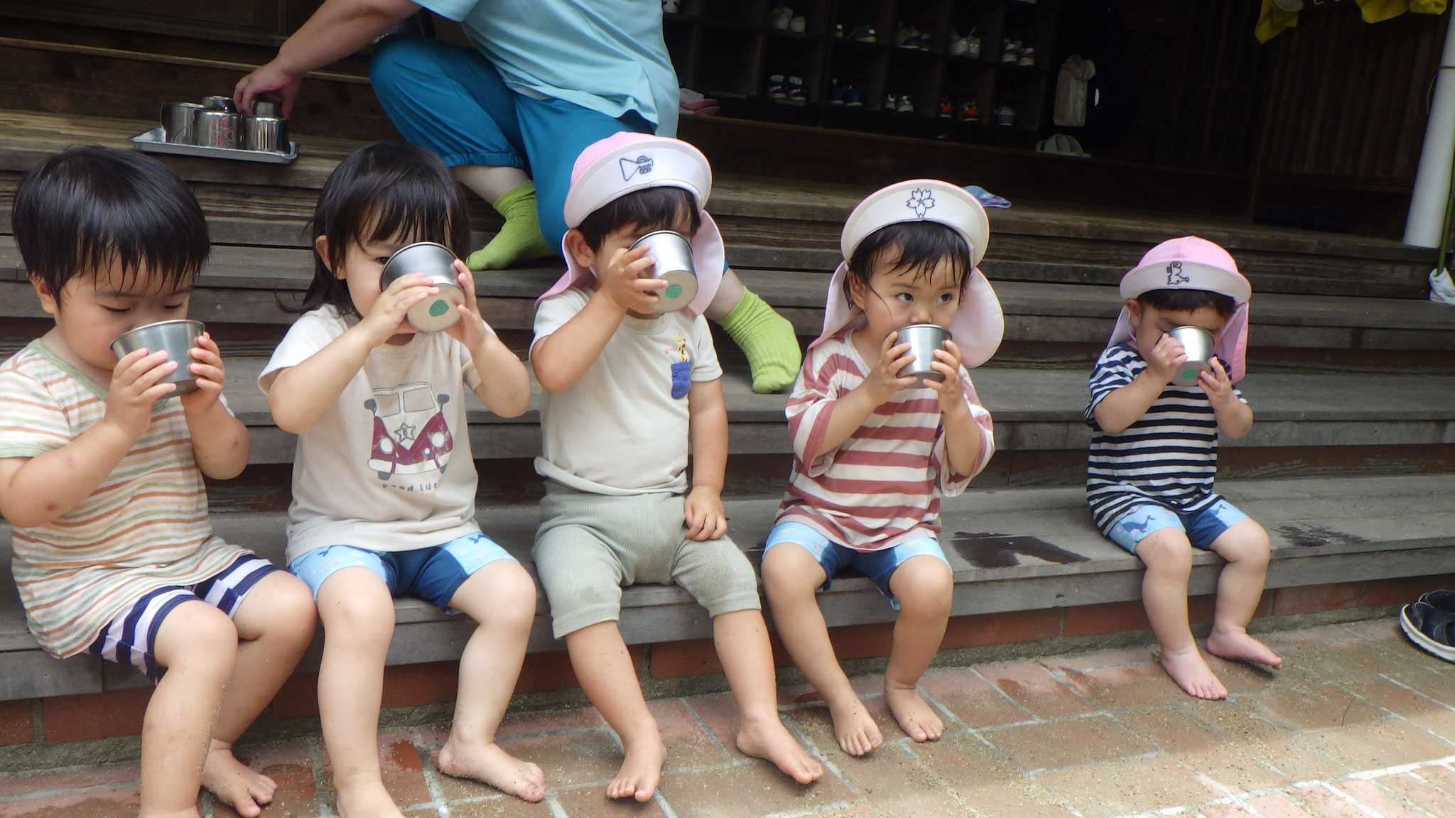 水分補給ひとやすみ、、、ひとやすみ！！（1歳児）