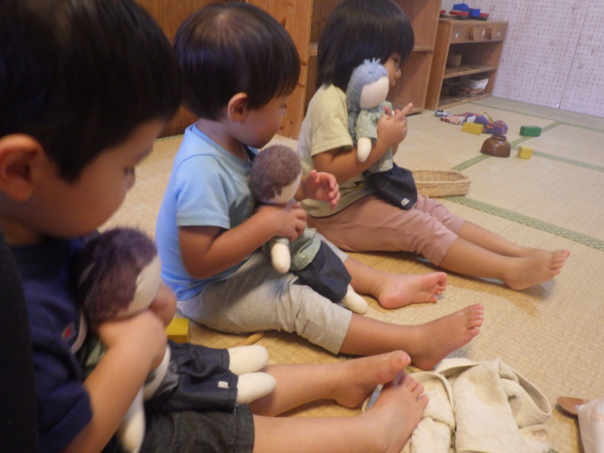 自分だけのお人形“マイ人形”でわらべうたあそび♪おすわりやーすいすどっせ！マイ人形をお膝にのせてってあげるの！