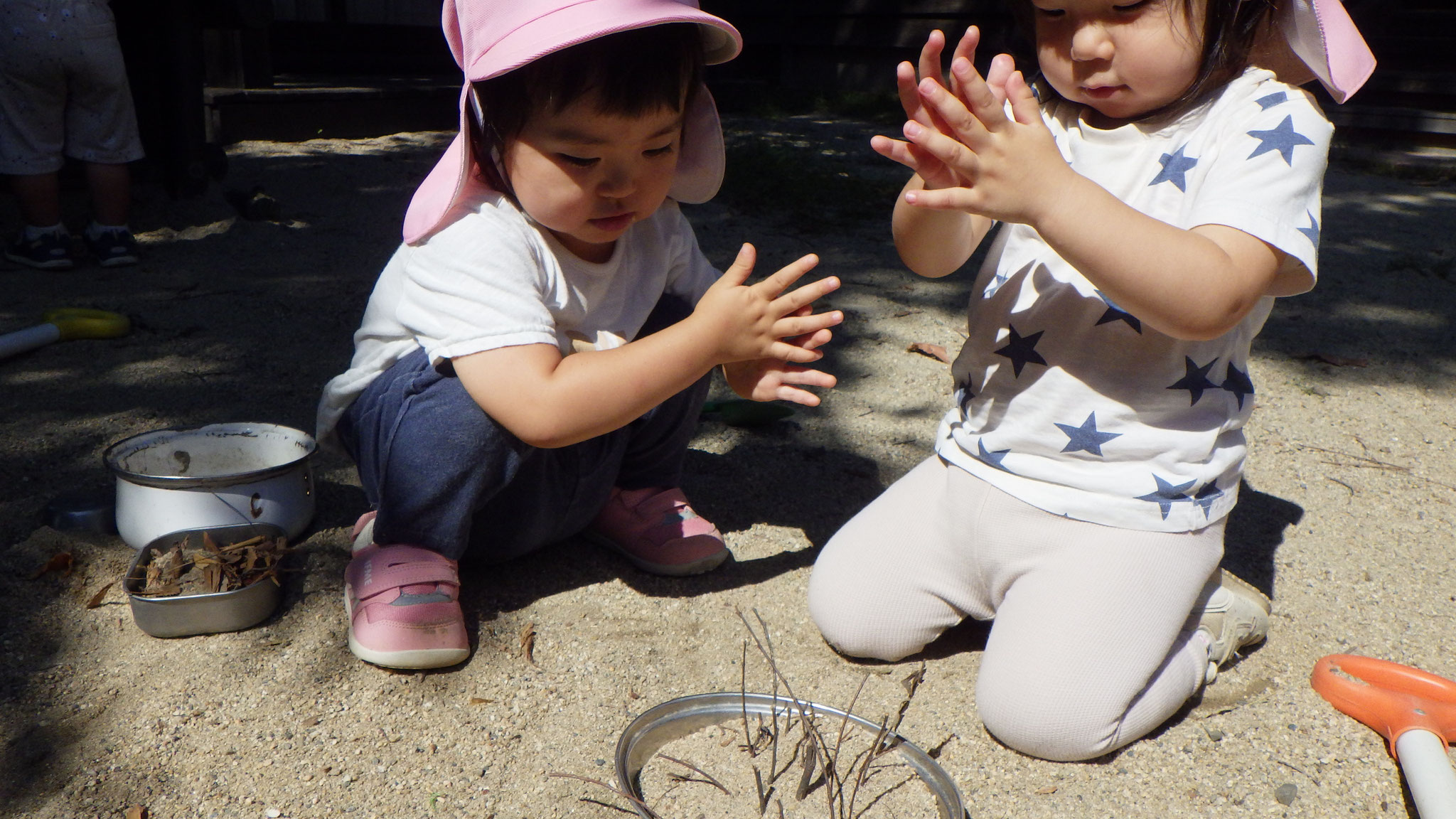 お砂ケーキに木の棒ローソクたてて“おめでとう～🎵”（1歳児）