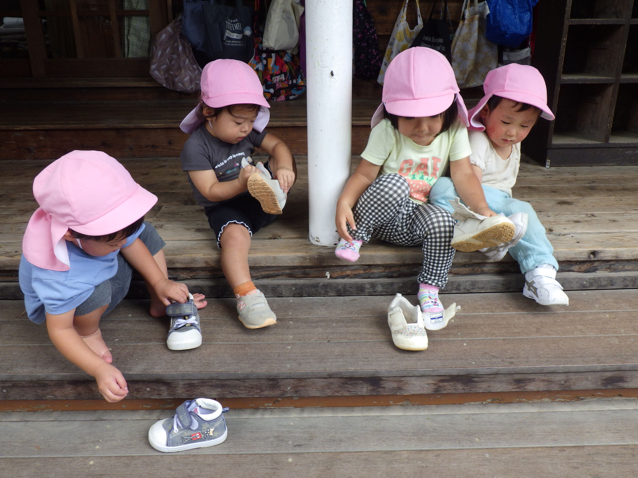 誰かがやるとみんなやりたくなるのが1歳児★みんなで靴を脱いで…どこいくのかな？