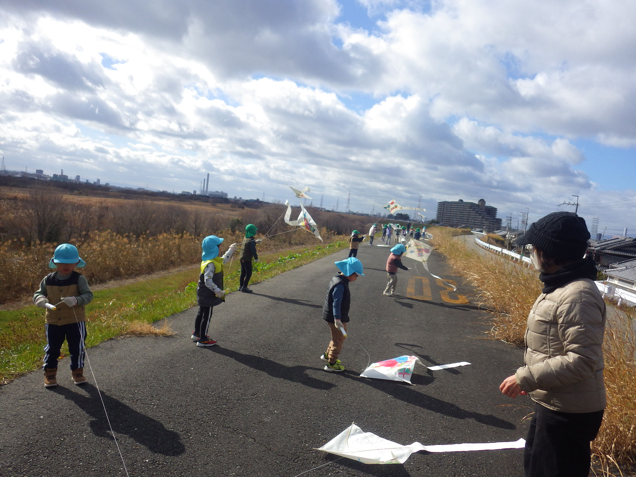 凧紙で作った和凧を持って淀川の堤防へ！！♪たこたこあがれ、てんまであがれ♪