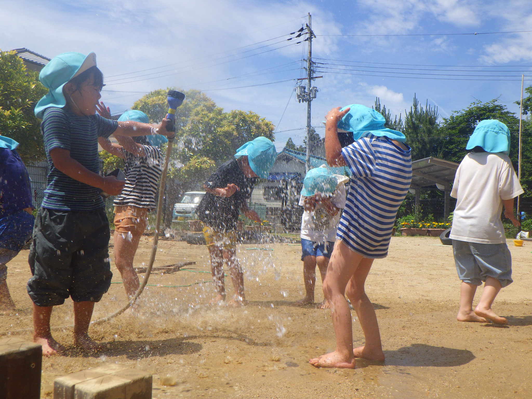 夏がはじまる～！！ホースの水で大騒ぎ！！