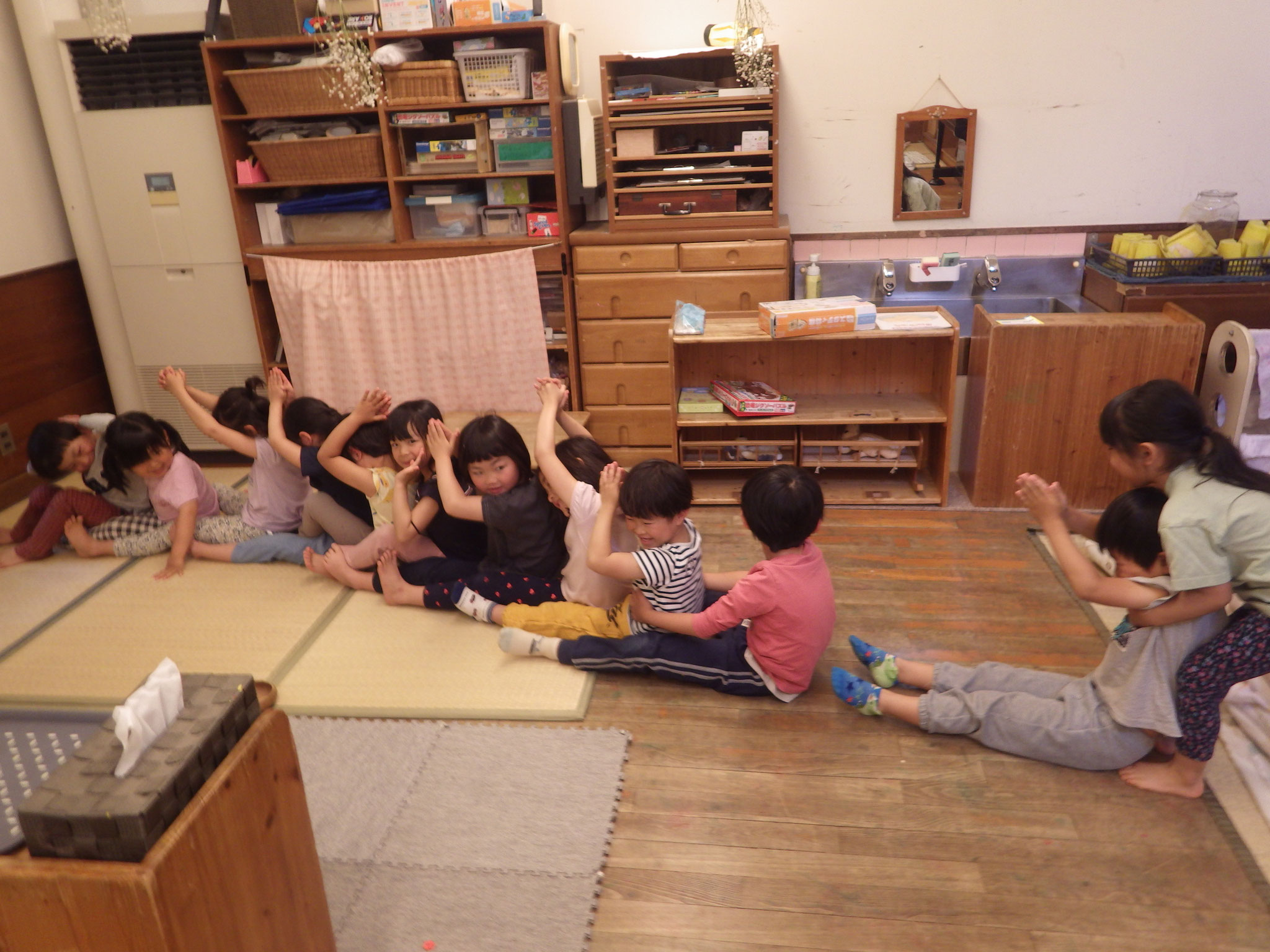 たけのことりゲーム！！足に目一杯、力を入れて・・・スッポーン！！ぬけると大笑い☆