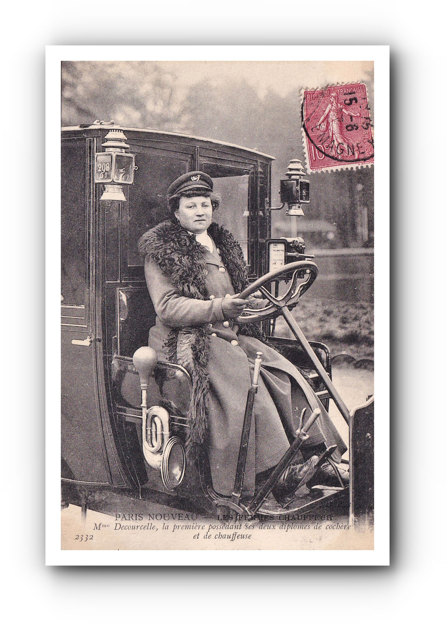 Mme Decourcelle, la première femme taxi de Paris -  