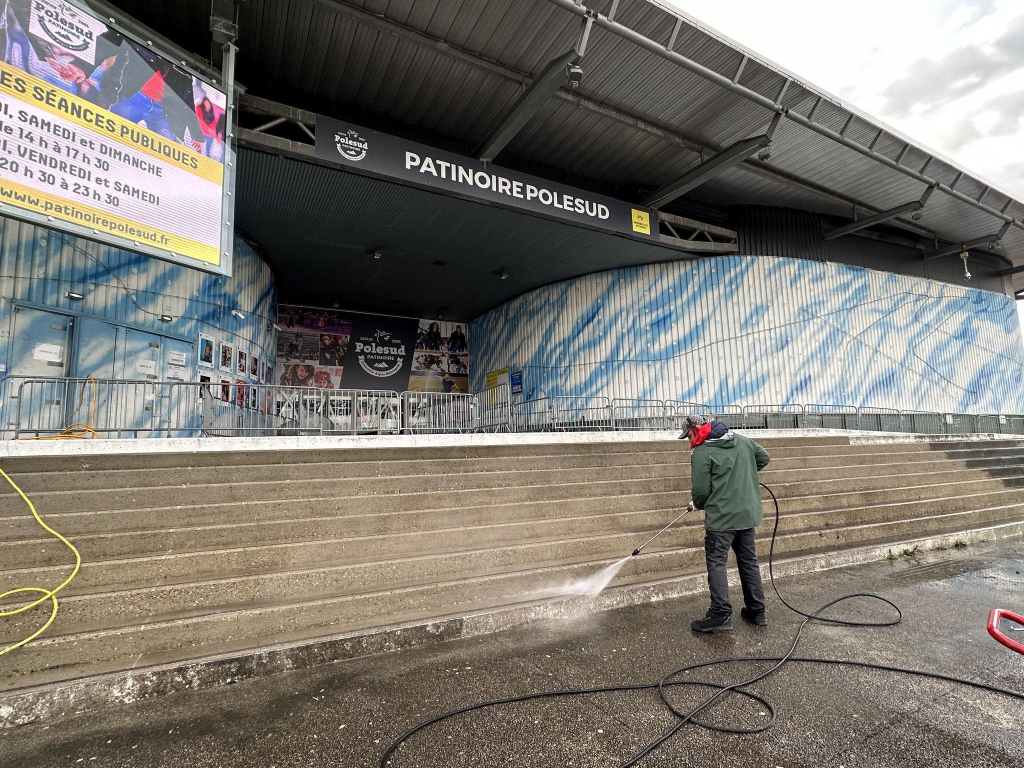 Nettoyage des marches de la patinoire Polesud