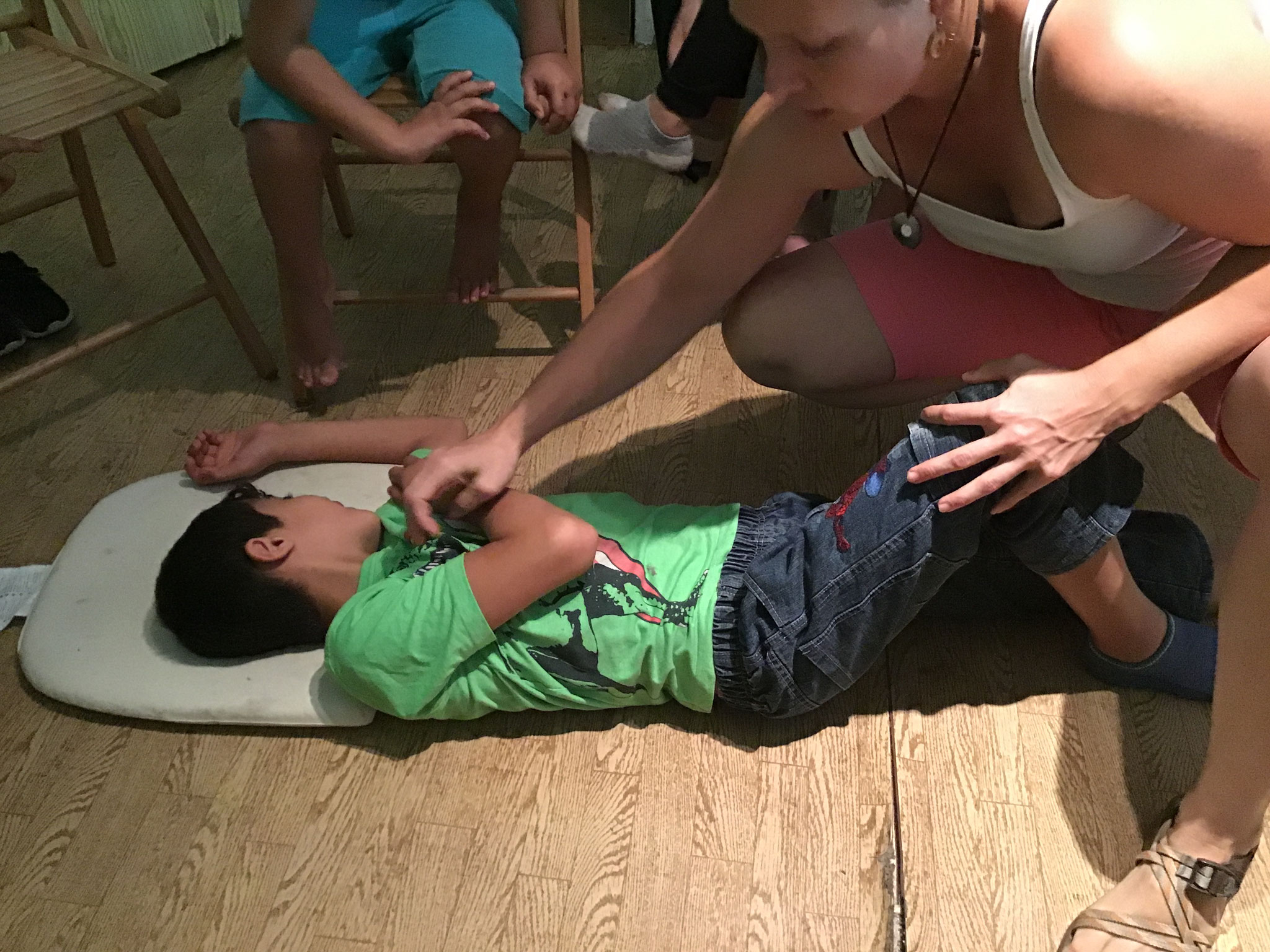 3. Arm links über die Brust legen