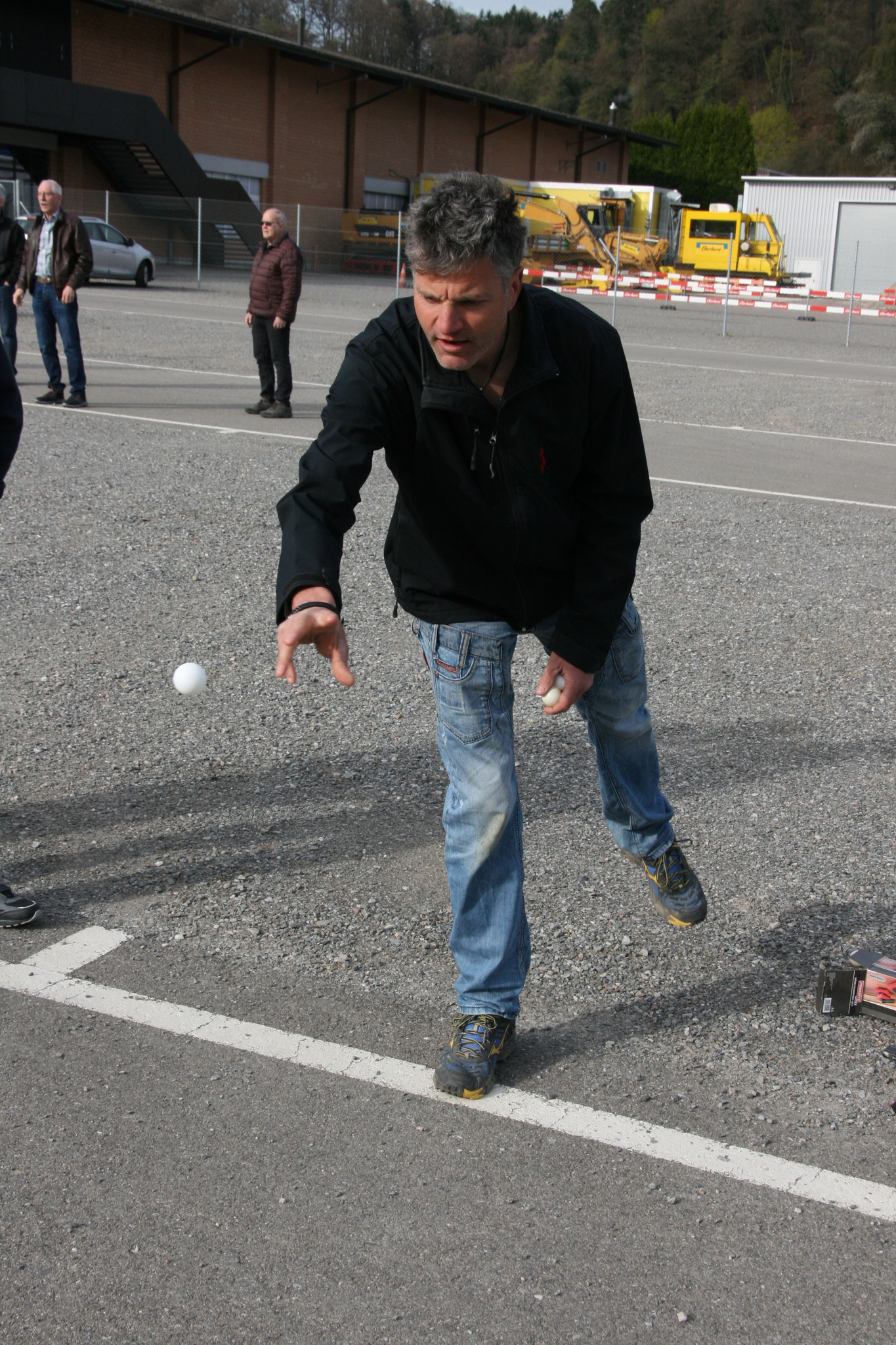 Andy beim Ballwurf