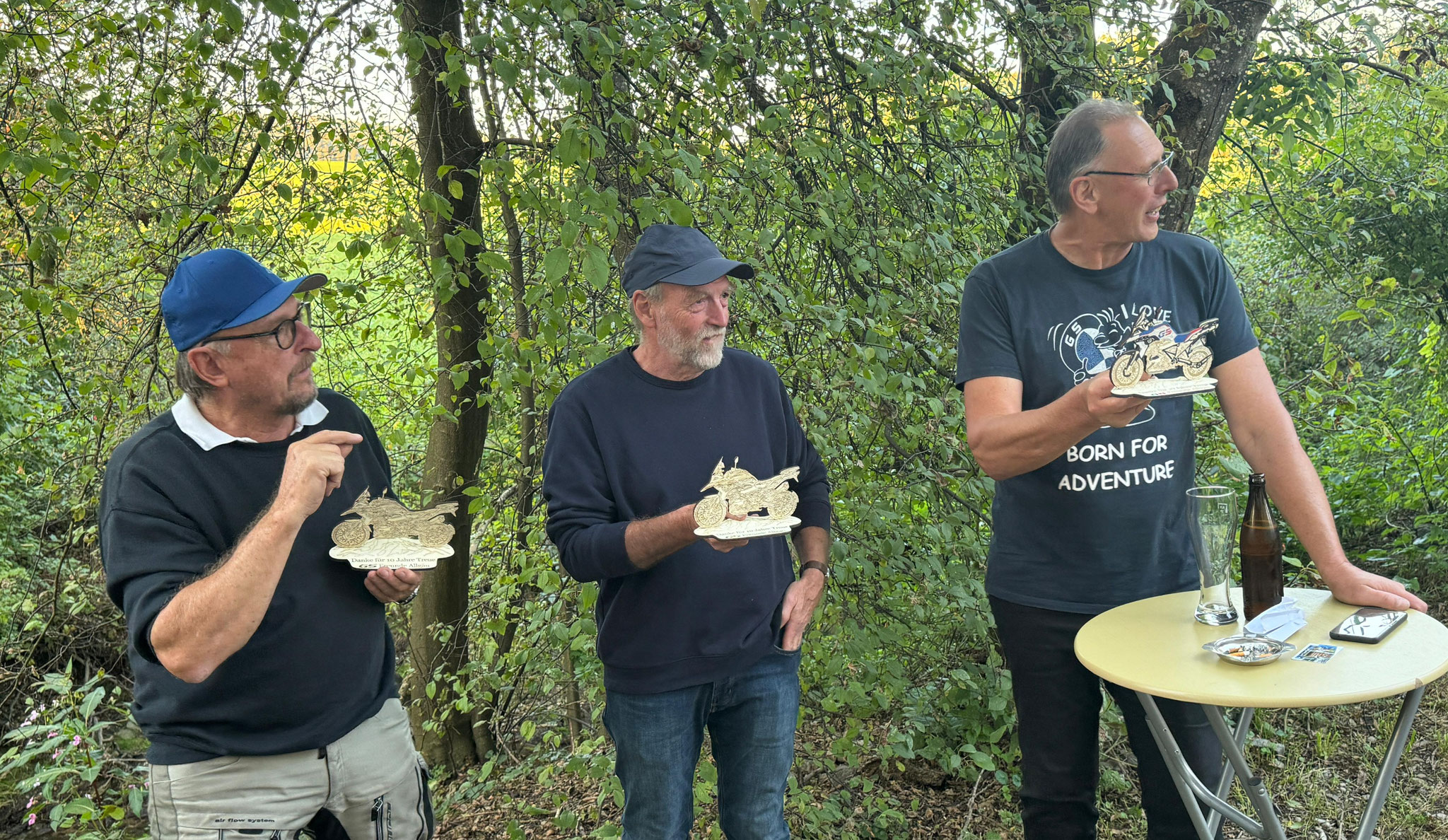 die Gründungsmitglieder bekamen ein Geschenk
