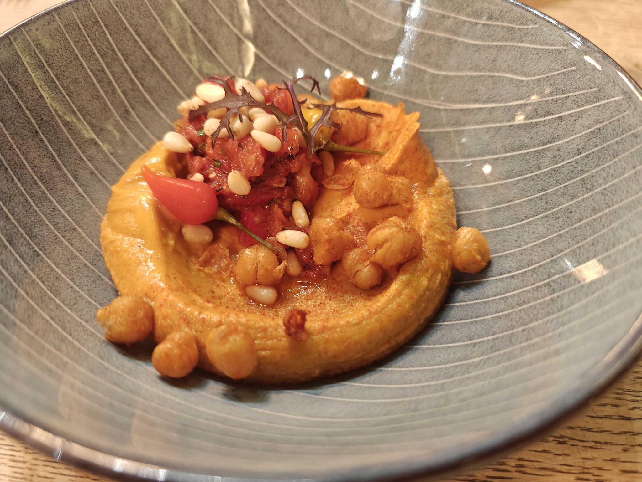 Hummus mit geräuchertem Paprika, Paprikasalat aus geräuchertem Paprika und Kichererbsen-Crunch