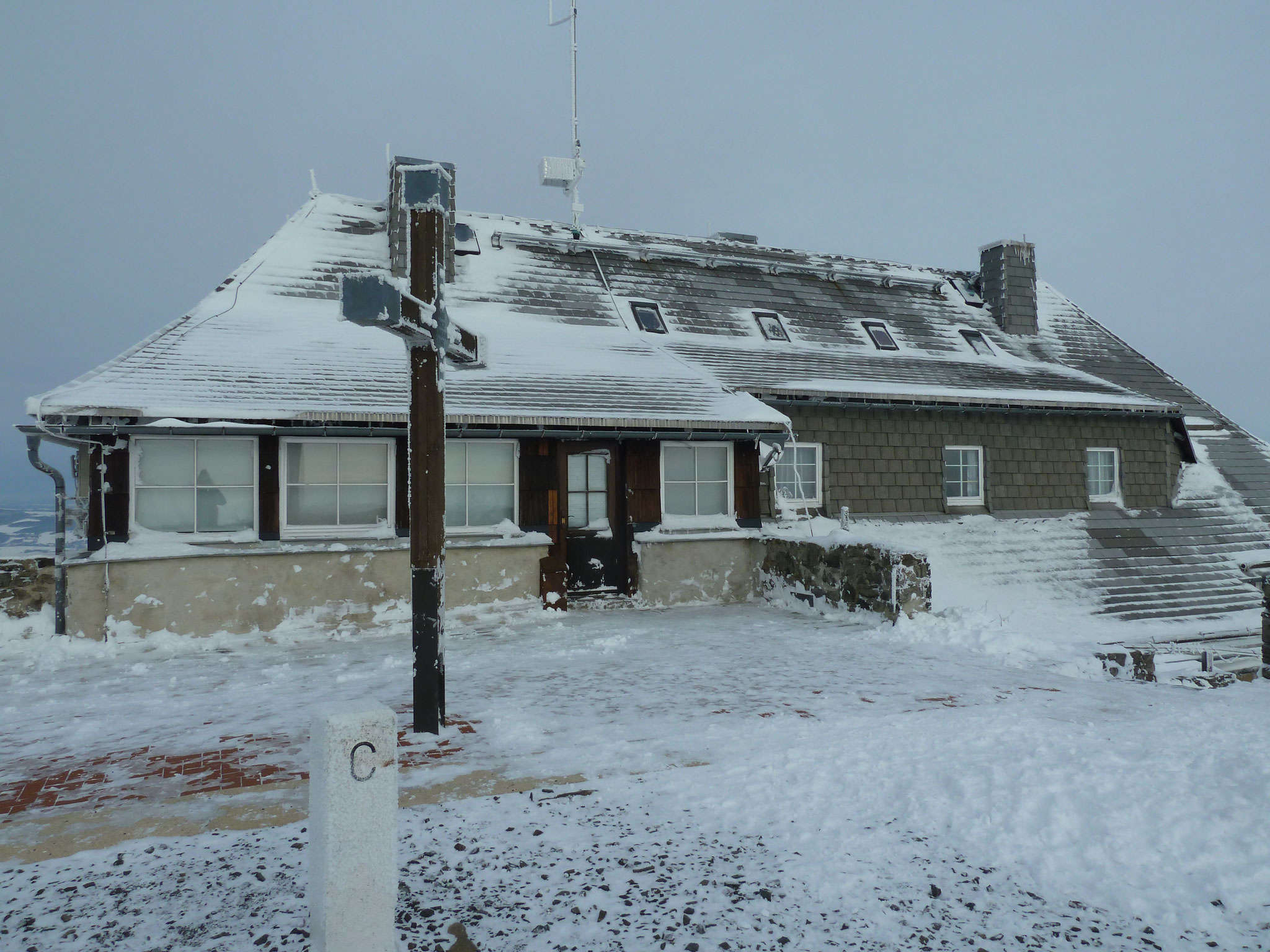 Hochwaldbaude im Schnee