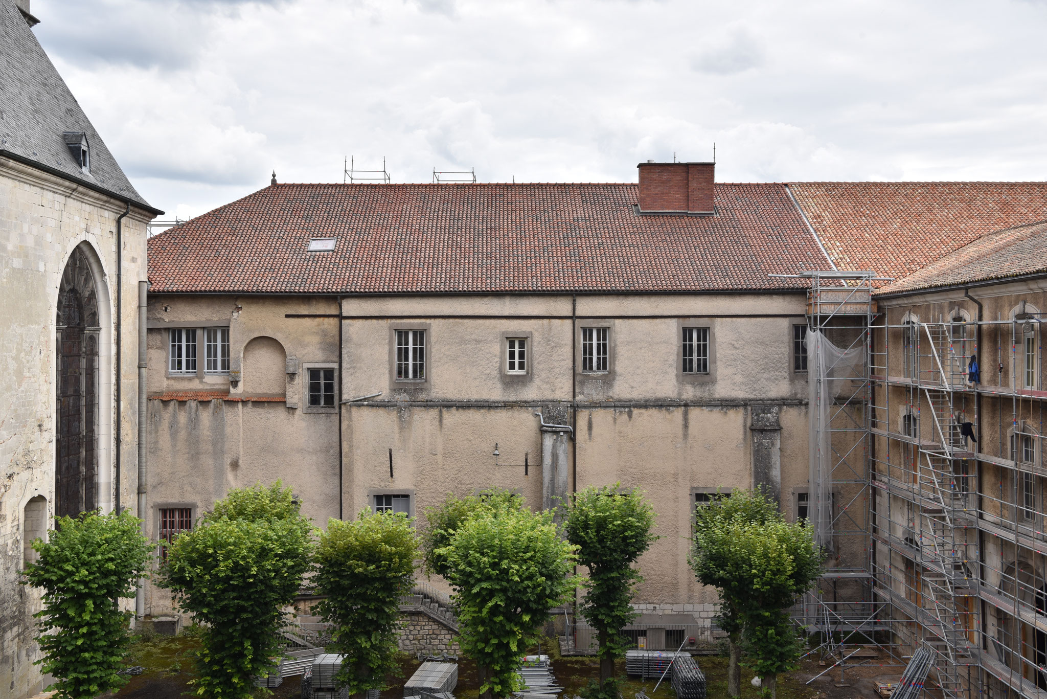 Façade ouest de la cour du cloître avant restauration © J.-M. MANGEOT