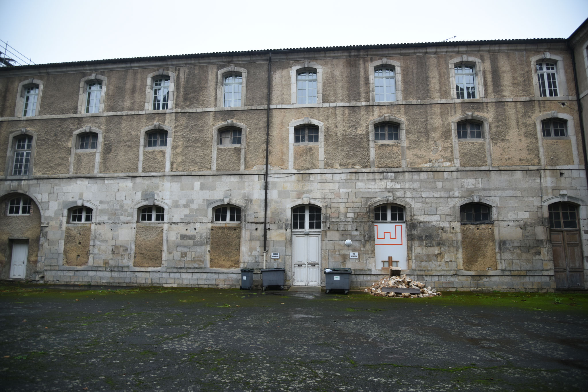 Façade nord de la cour du cloître avant restauration © J.-M. MANGEOT