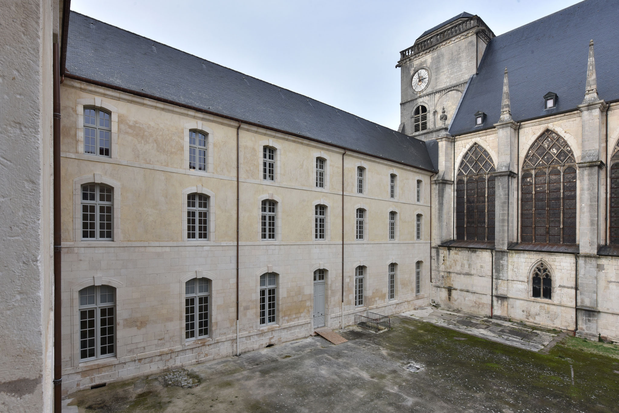 Façade est de la cour du cloître après restauration © J.-M. MANGEOT
