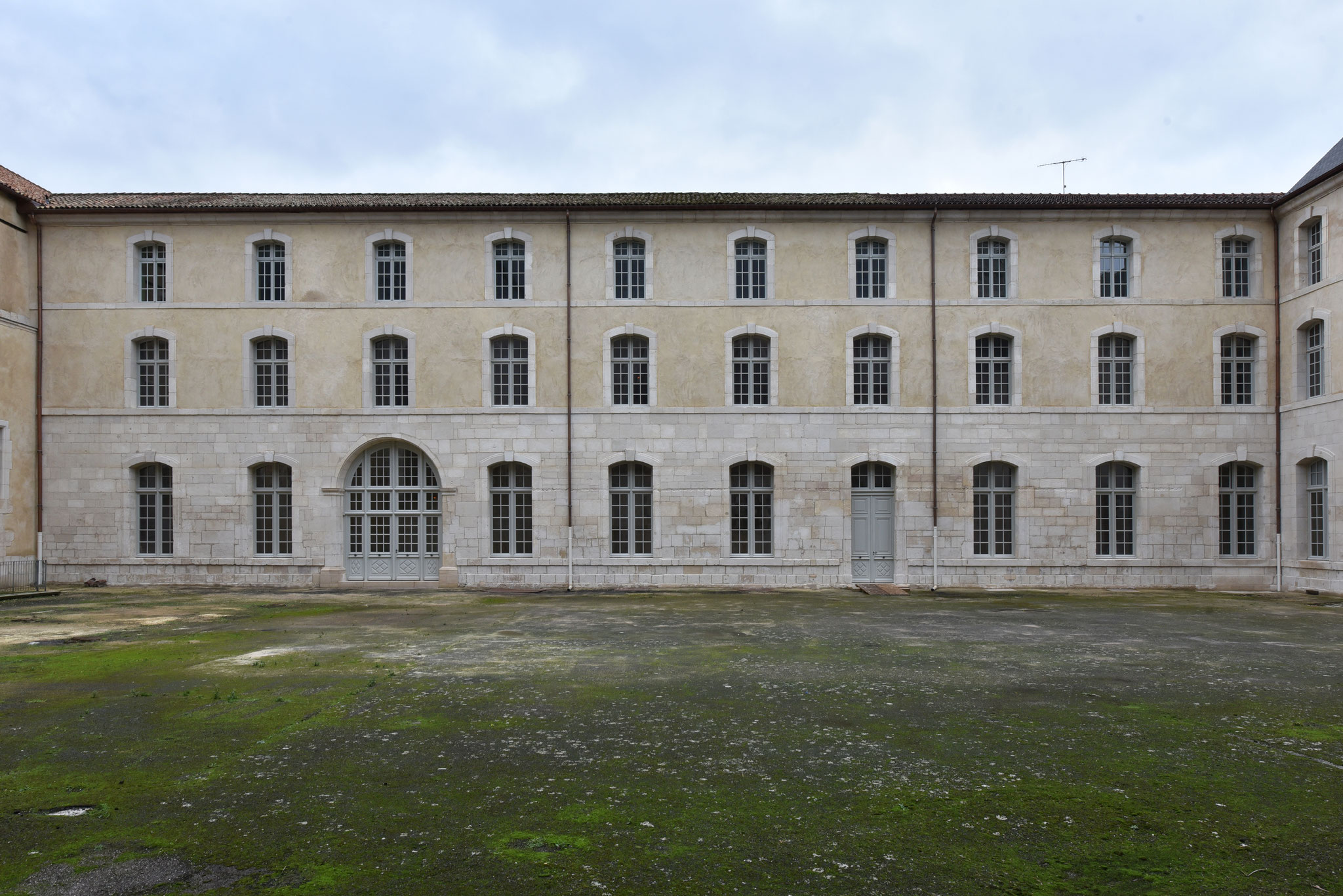 Façade nord de la cour du cloître après restauration © J.-M. MANGEOT