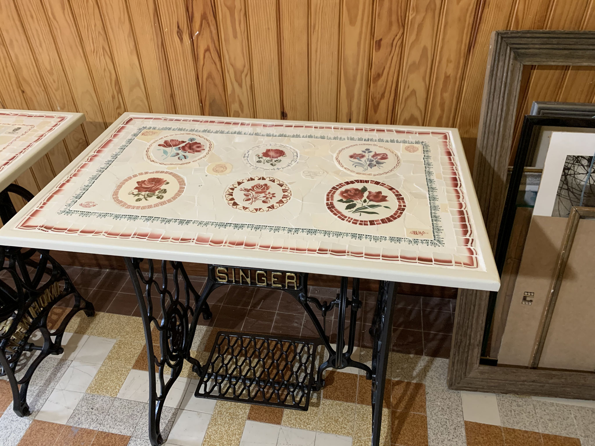 table sur ancien pied de machine à coudre