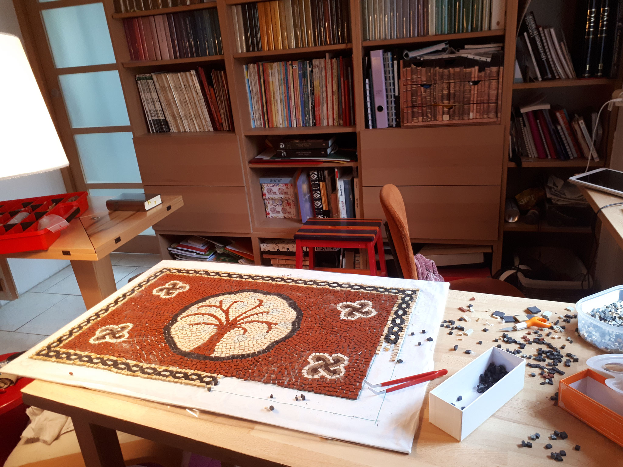 aussi, un peu de mosaïque pour une table "un dessus de vielle table tv des années 60 en formica qui servira de desserte à coté de la plancha de la terrasse"