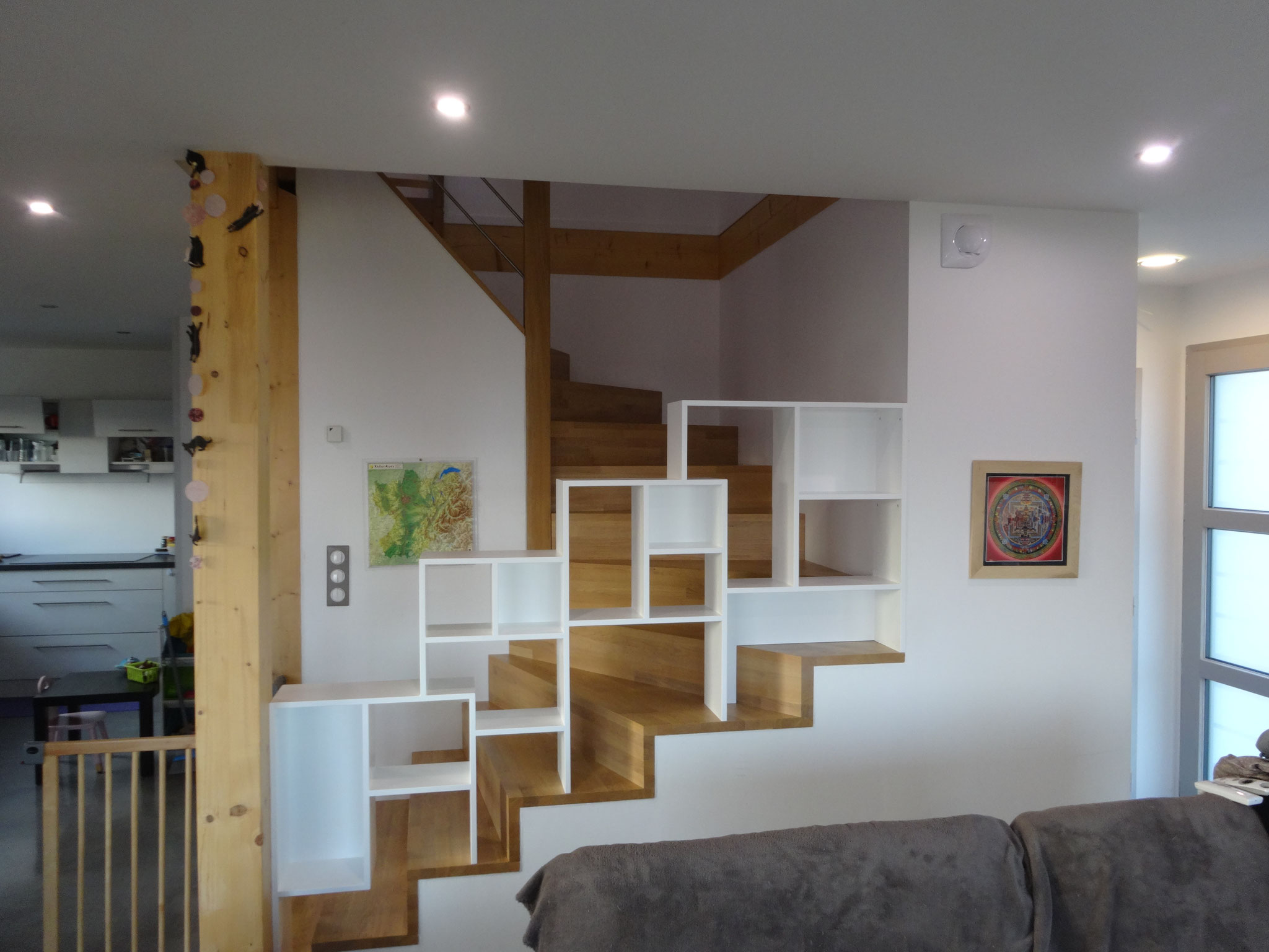 Escalier et étagères