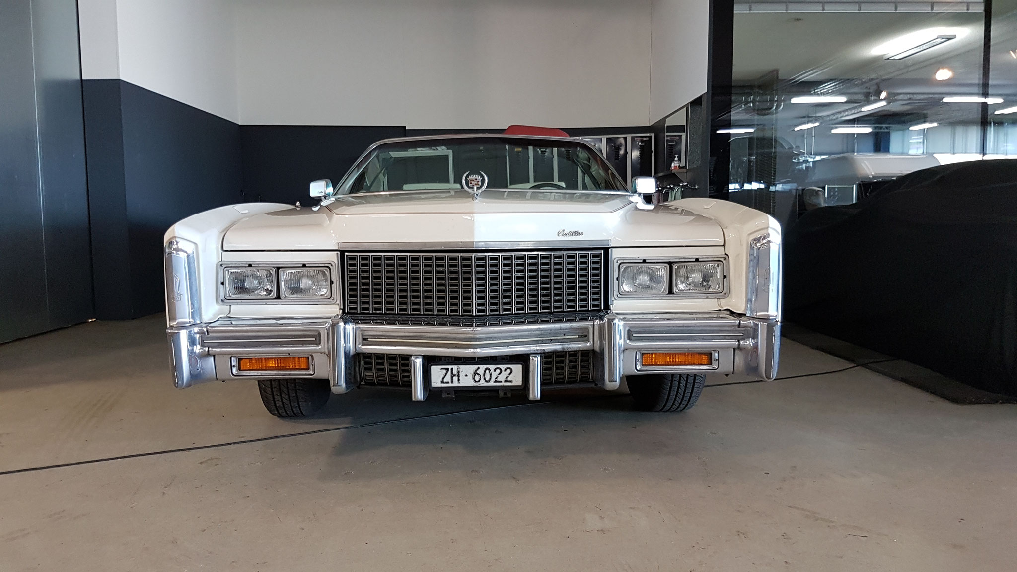 Cadillac mit imposanter Kühlerhaube