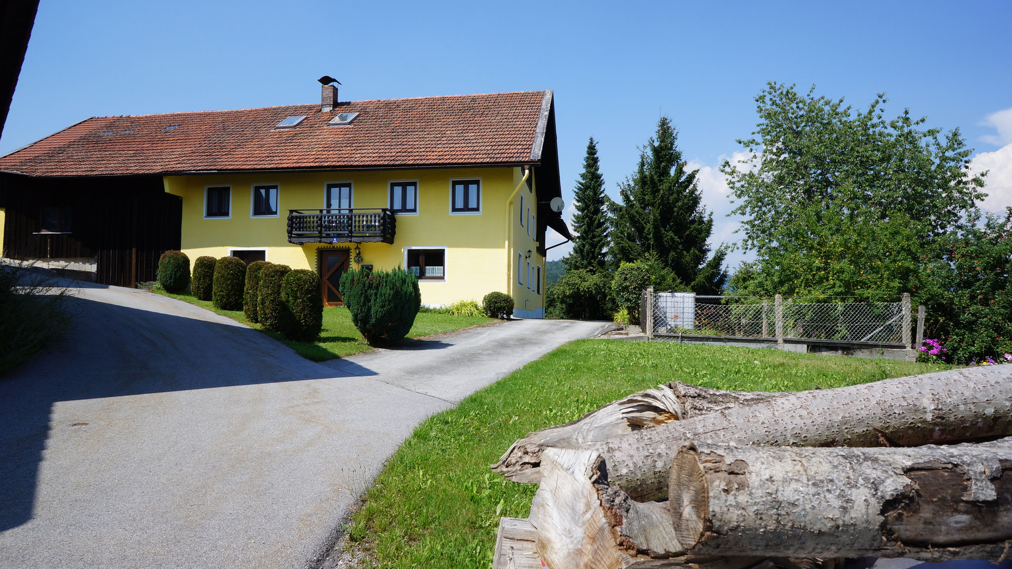 Ferienhaus Südseite mit Einfahrt