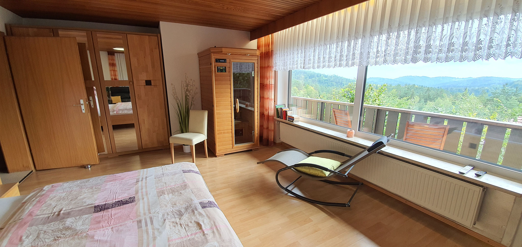 Master Schlafzimmer mit Infrarotkabine und Balkon