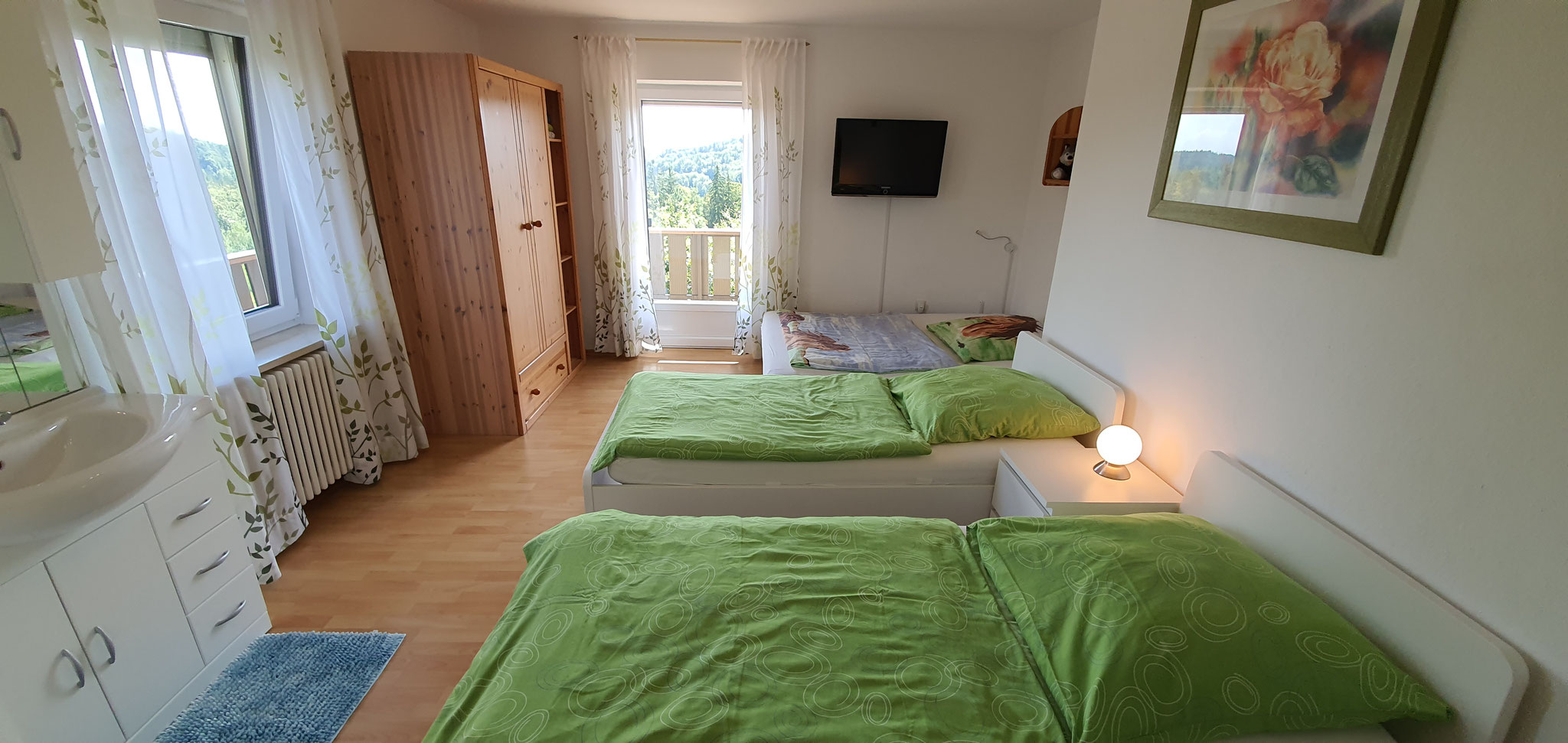 Schlafzimmer II. mit Einzelbetten, (Schlaf)-Couch, Waschbecken und Balkon