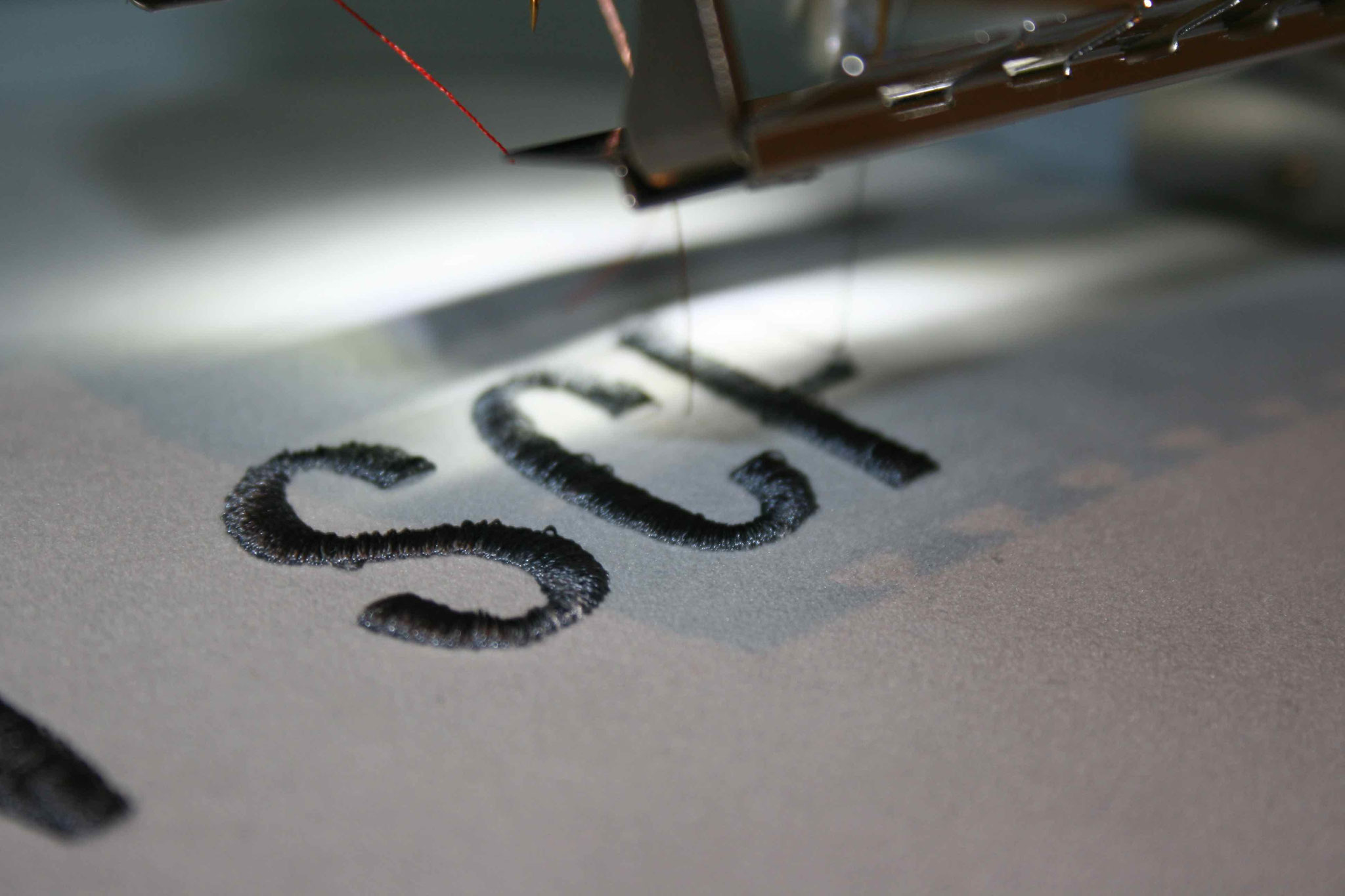 Stickmaschine bei der "Arbeit"