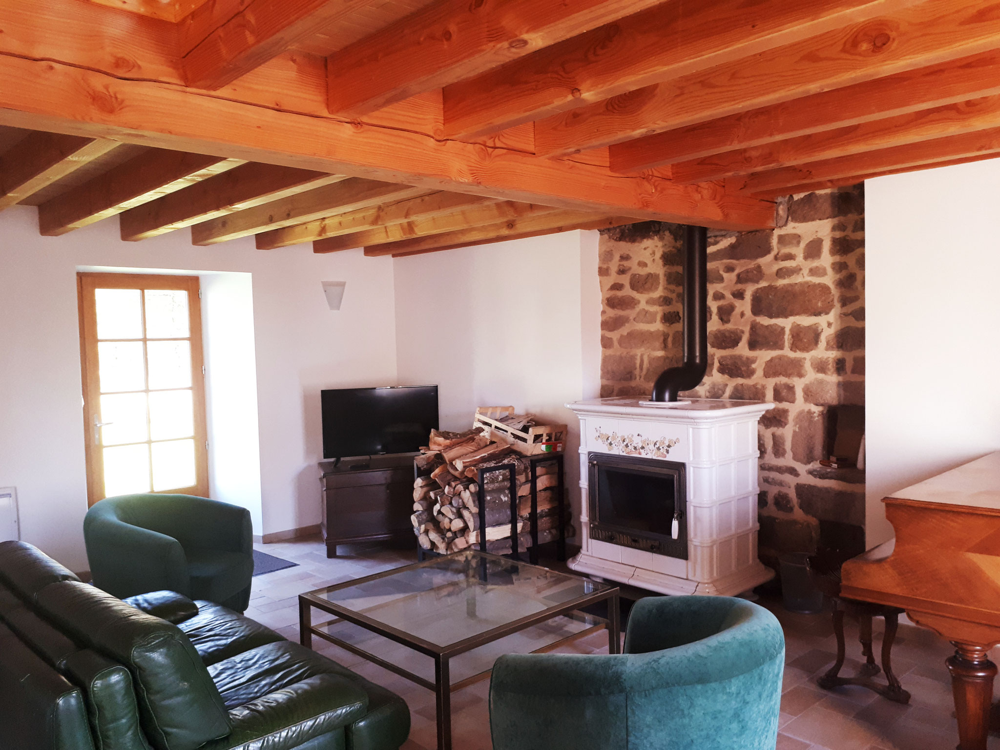Le salon avec Poêle à bois et piano.