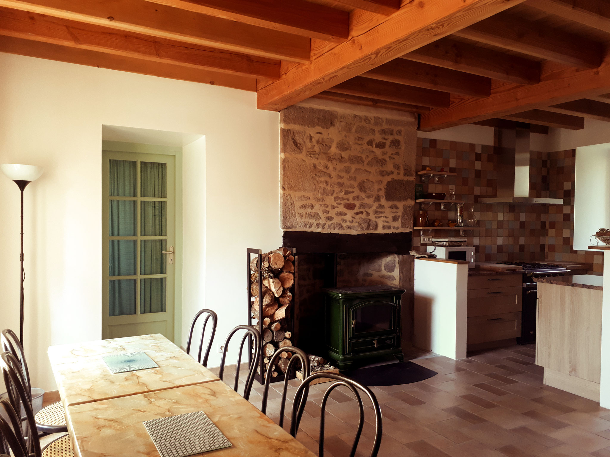 Cuisine et salle à manger avec Poêle à bois.