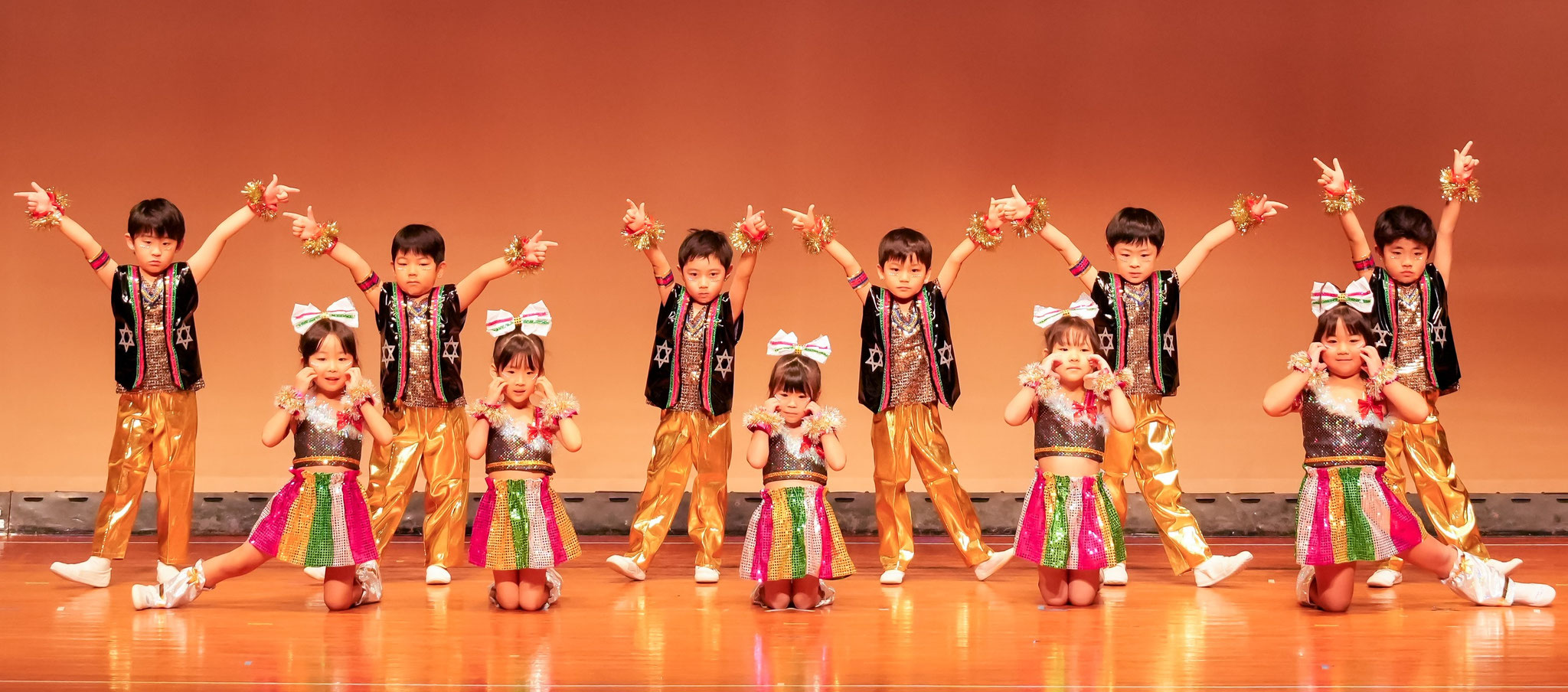 お遊戯会で踊りを踊っている男の子と女の子