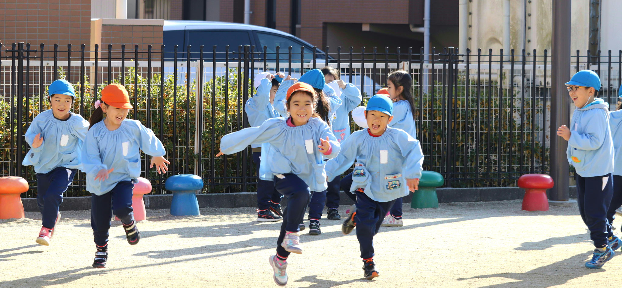 元気に園庭を走っている子どもたち