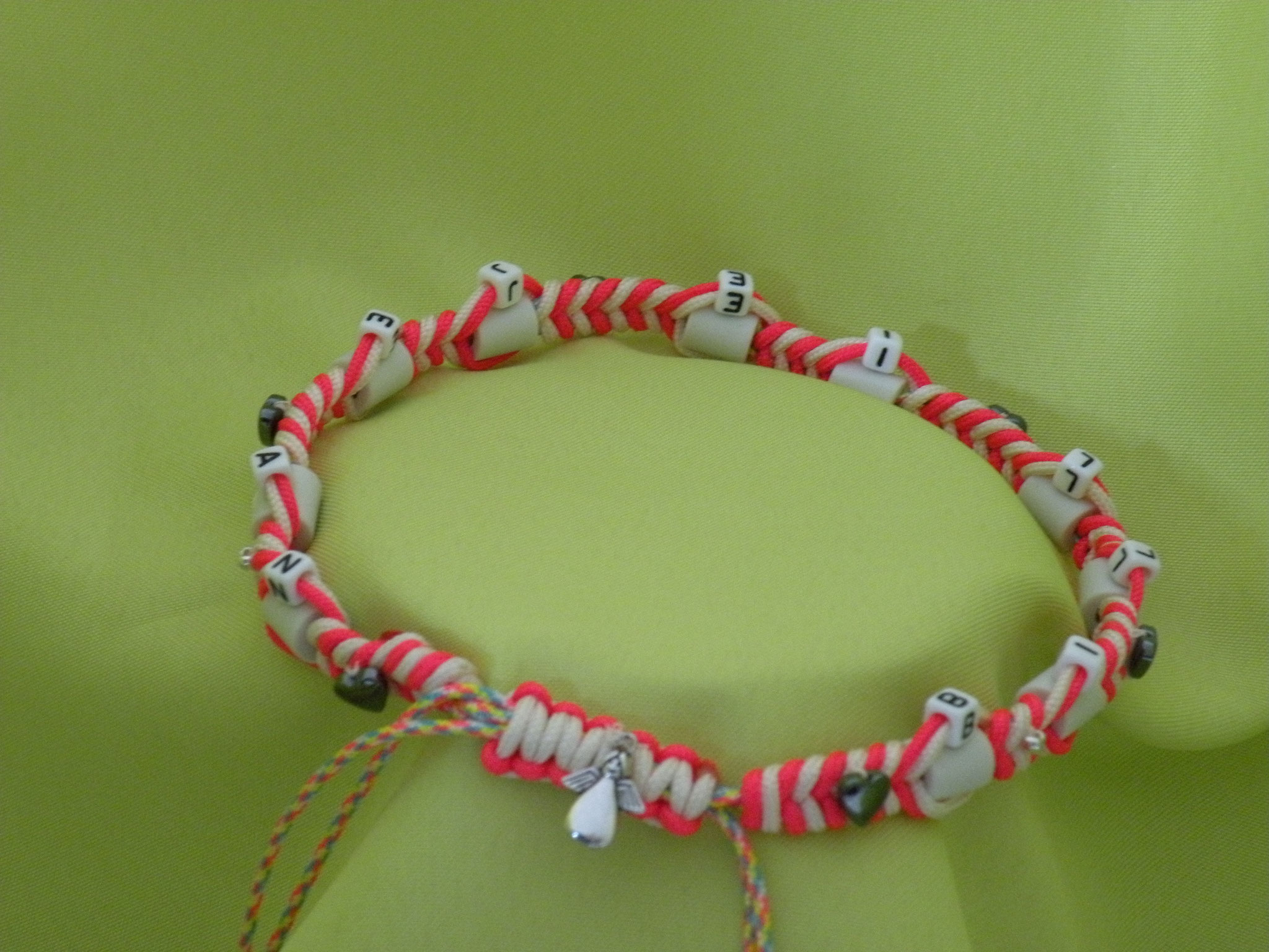 EM-Keramikhalsband mit Heilsteinen pink handgefertigt von Bijou Chien