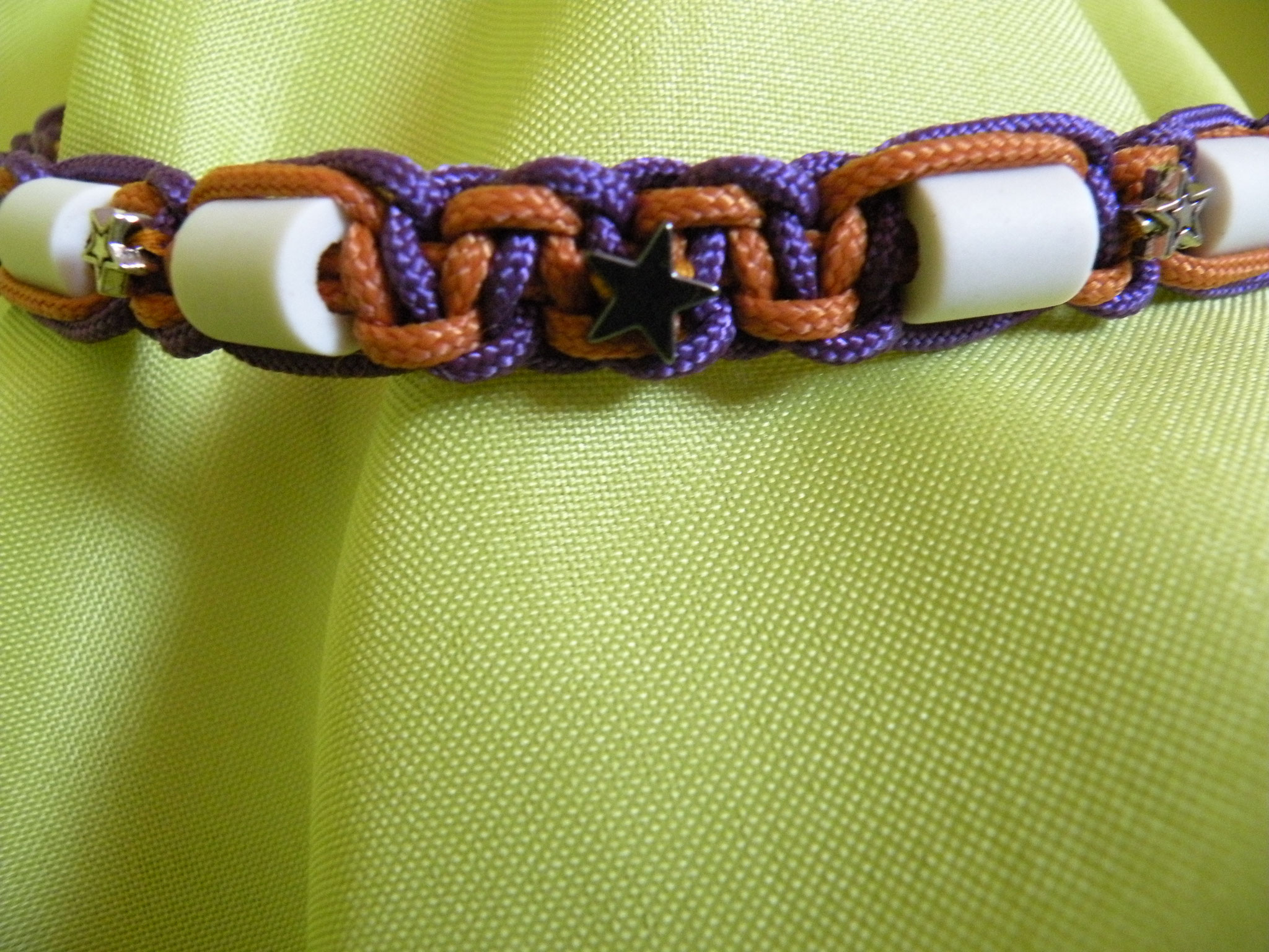 EM-Keramikhalsband mit Heilsteinen lila orange handgefertigt von Bijou Chien