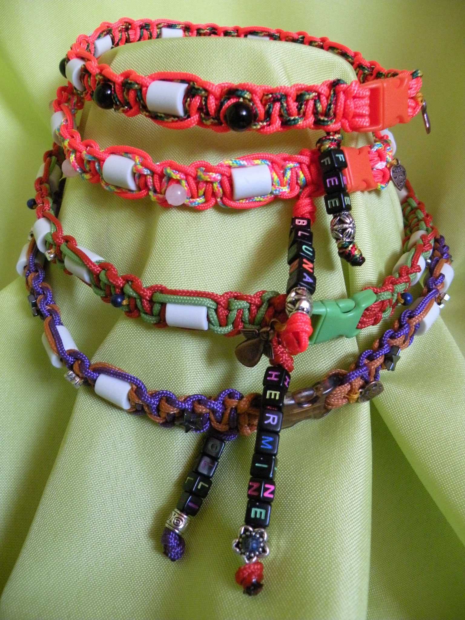 EM-Keramikhalsband mit Heilsteinen bunt handgefertigt von Bijou Chien