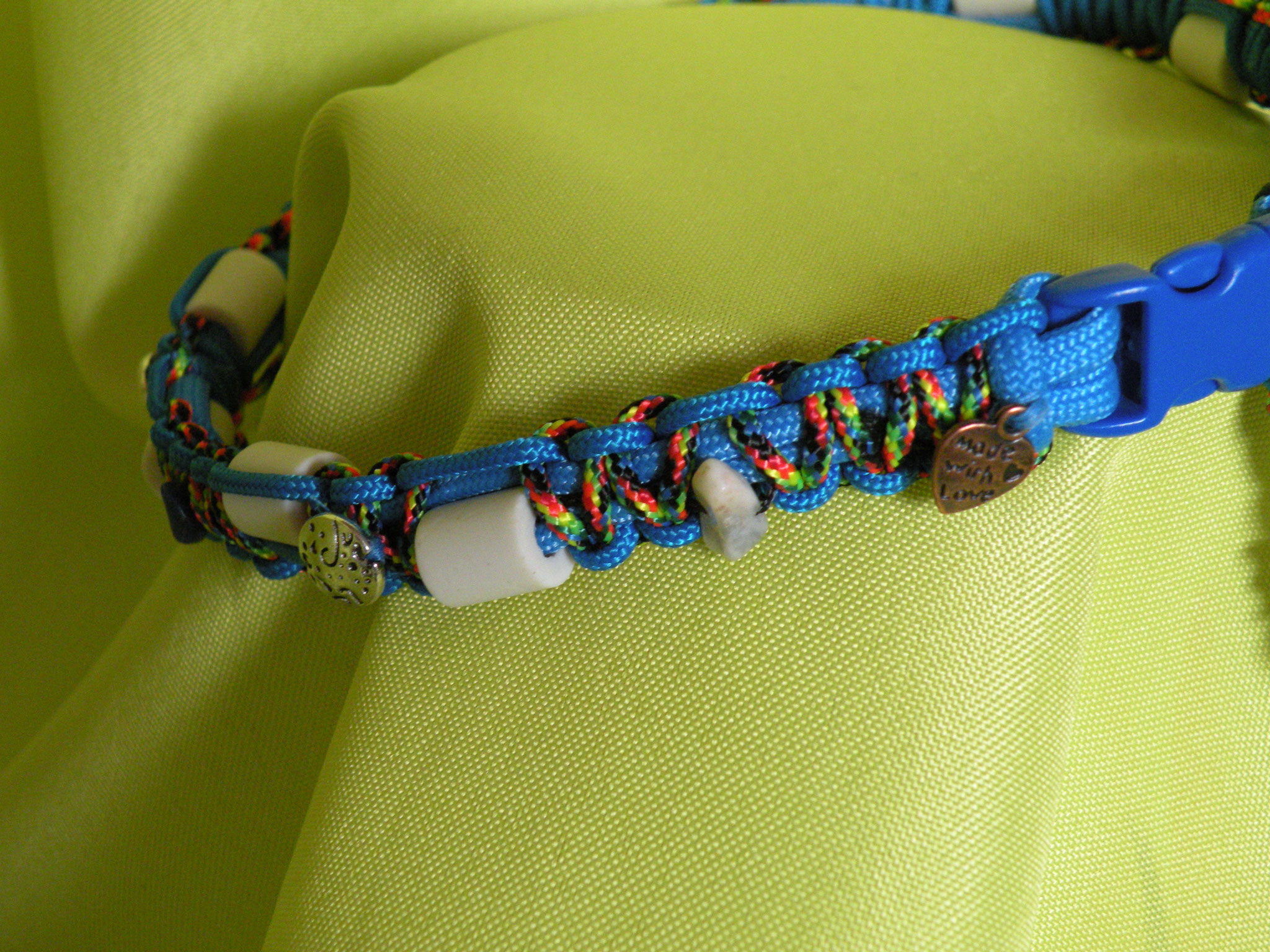 EM-Keramikhalsband mit Heilsteinen türkis handgefertigt von Bijou Chien