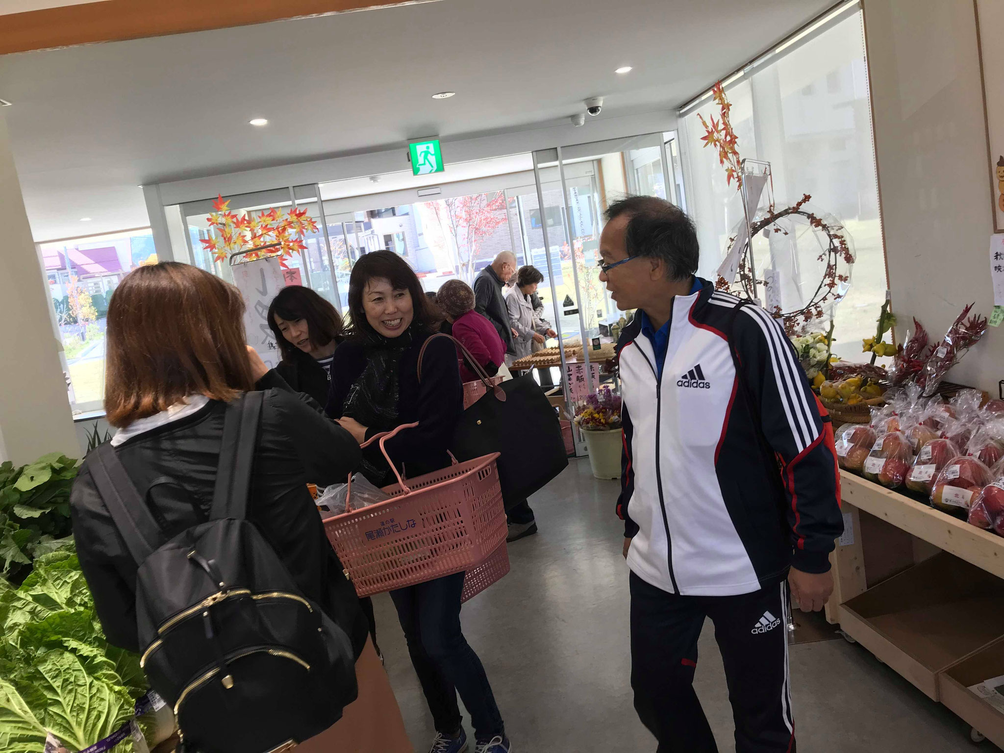 片品道の駅で買い物を楽しむ総監督土屋です。