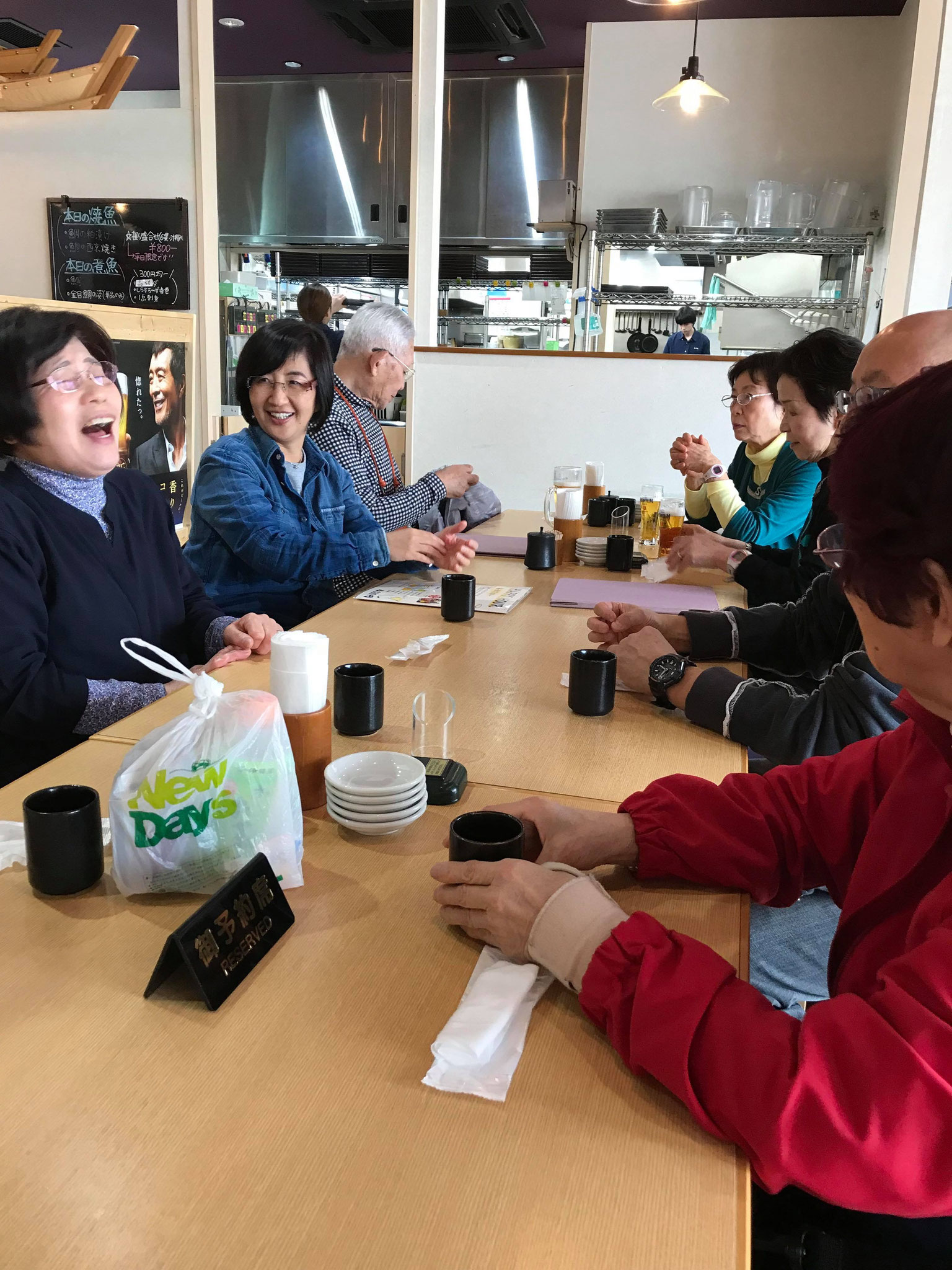 ランチの前に会話に花を咲かせています。