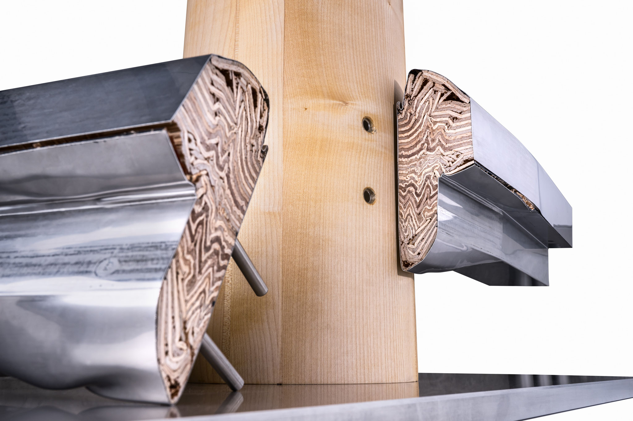 SuMatHrA Exponat Detailansicht: Das weiche Albasiaholz verhält sich ähnlich wie Schäume und schmiegt sich in entstehende Falten des Stahlblechs ein. Credit: DLR